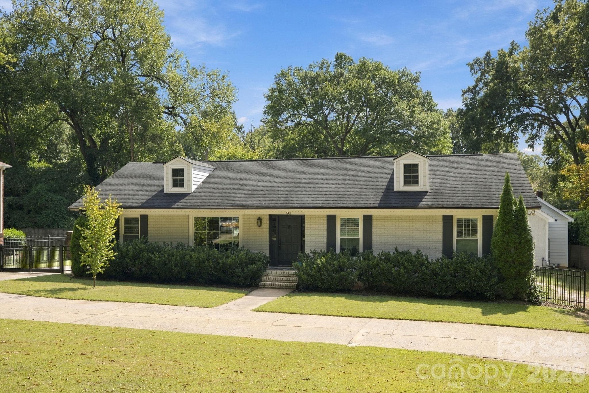 Single Family Residence at 1901 Runnymede Lane, Charlotte, photo 3 of 35