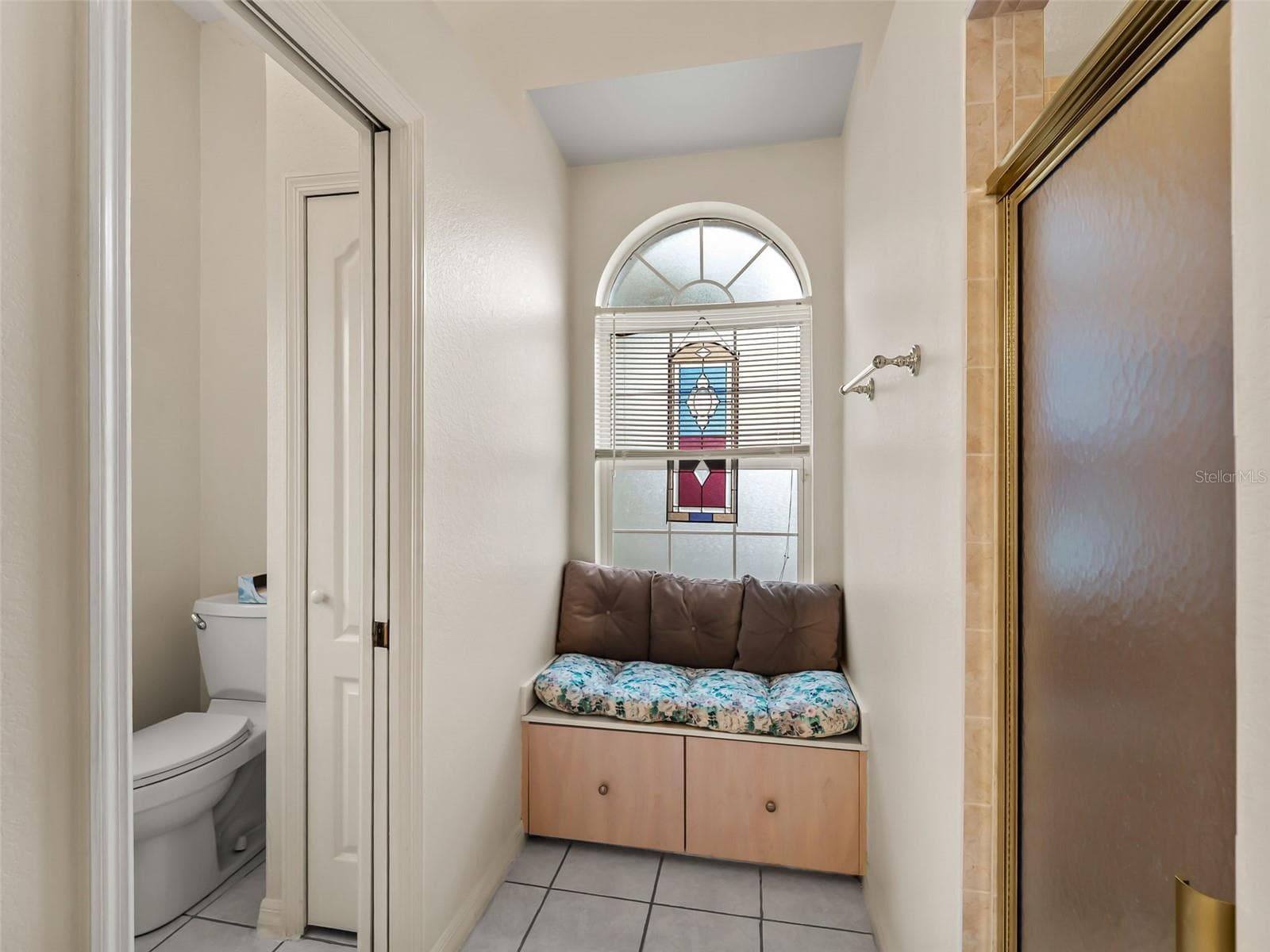 PrimaryBath_9336StPaulDr_PortCharlotte_WindowSeat_Detail.jpg - 9336 ST PAUL DR, PORT CHARLOTTE