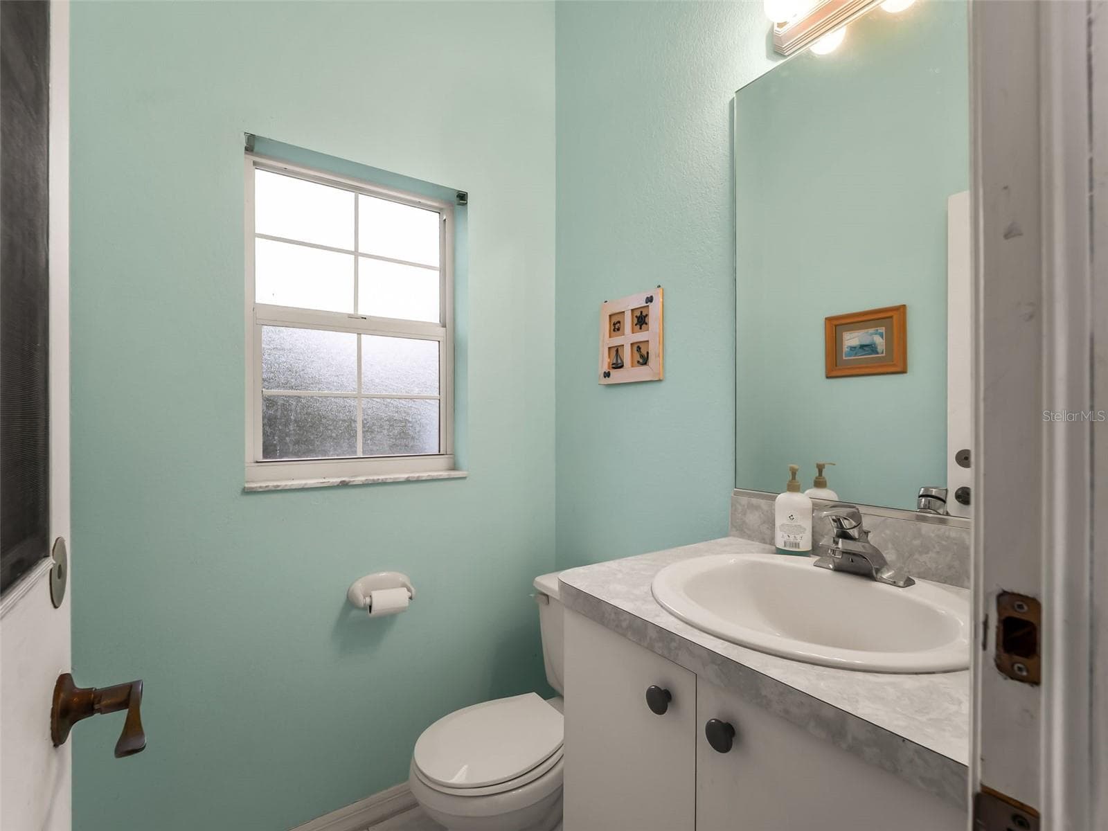 GuestBath2_9336StPaulDr_PortCharlotte_NaturalLight_Wide.jpg - 9336 ST PAUL DR, PORT CHARLOTTE