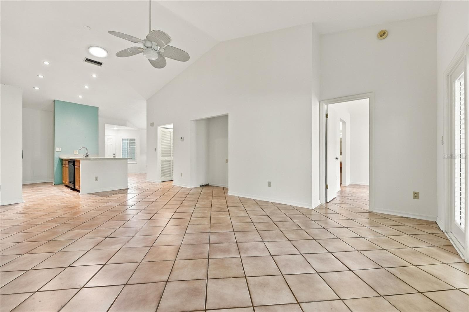 Townhouse at 916 NW 124TH DR, NEWBERRY, photo 5 of 39