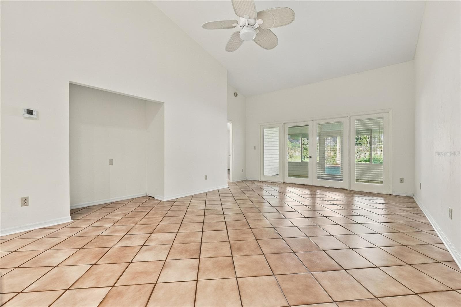 Townhouse at 916 NW 124TH DR, NEWBERRY, photo 7 of 39