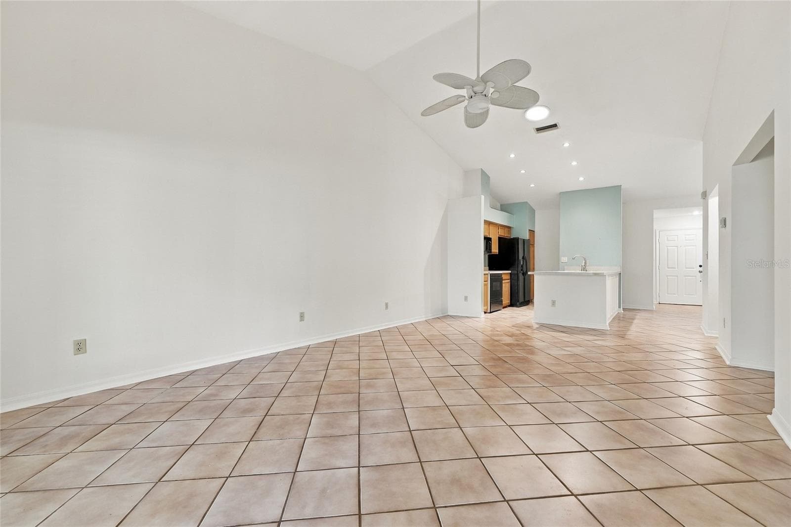 Townhouse at 916 NW 124TH DR, NEWBERRY, photo 8 of 39