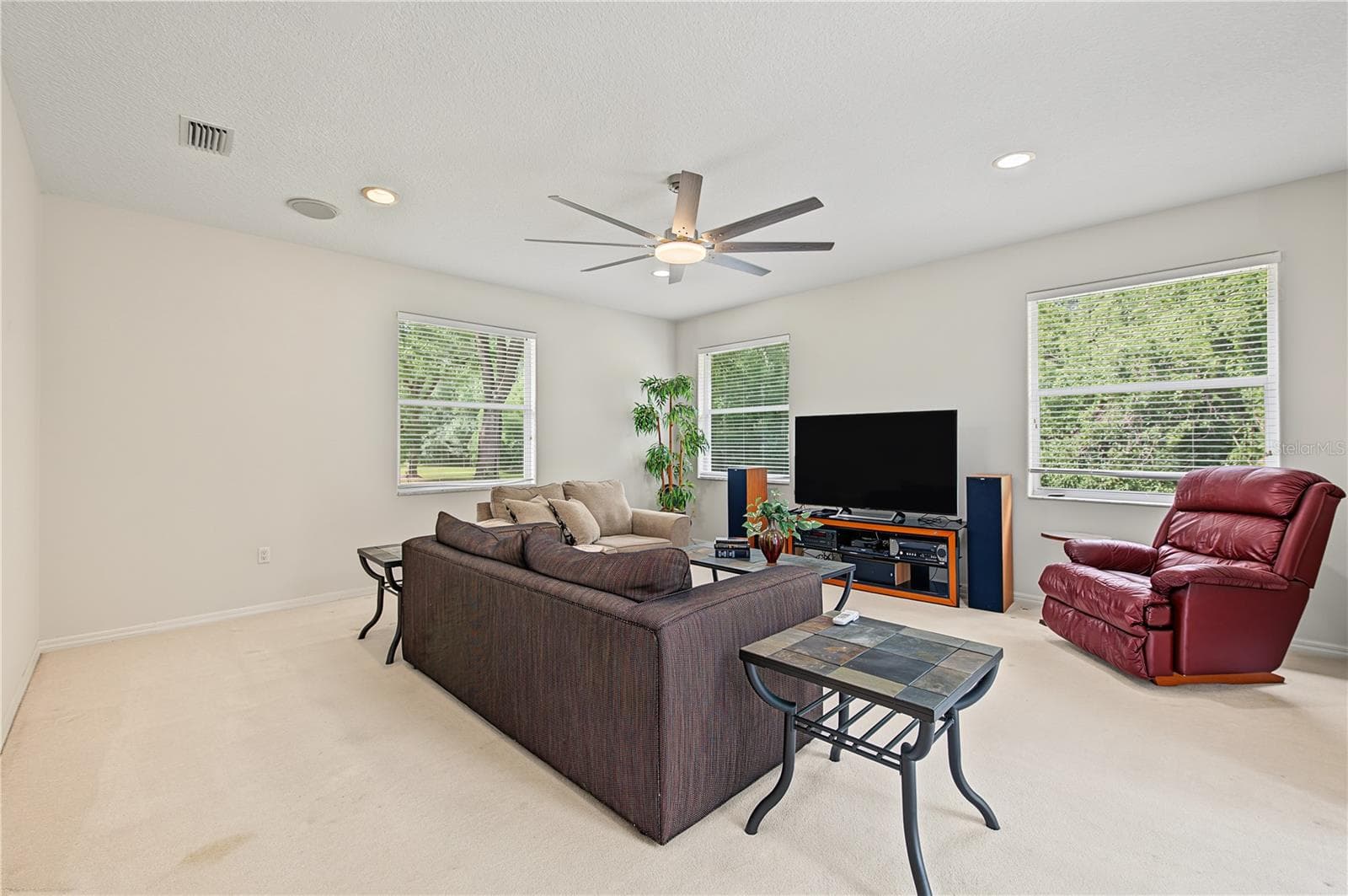 Oversized Family Room, with new ceiling fan and sliding doors to the back yard. - 915 LAKE THOMAS LN, LUTZ