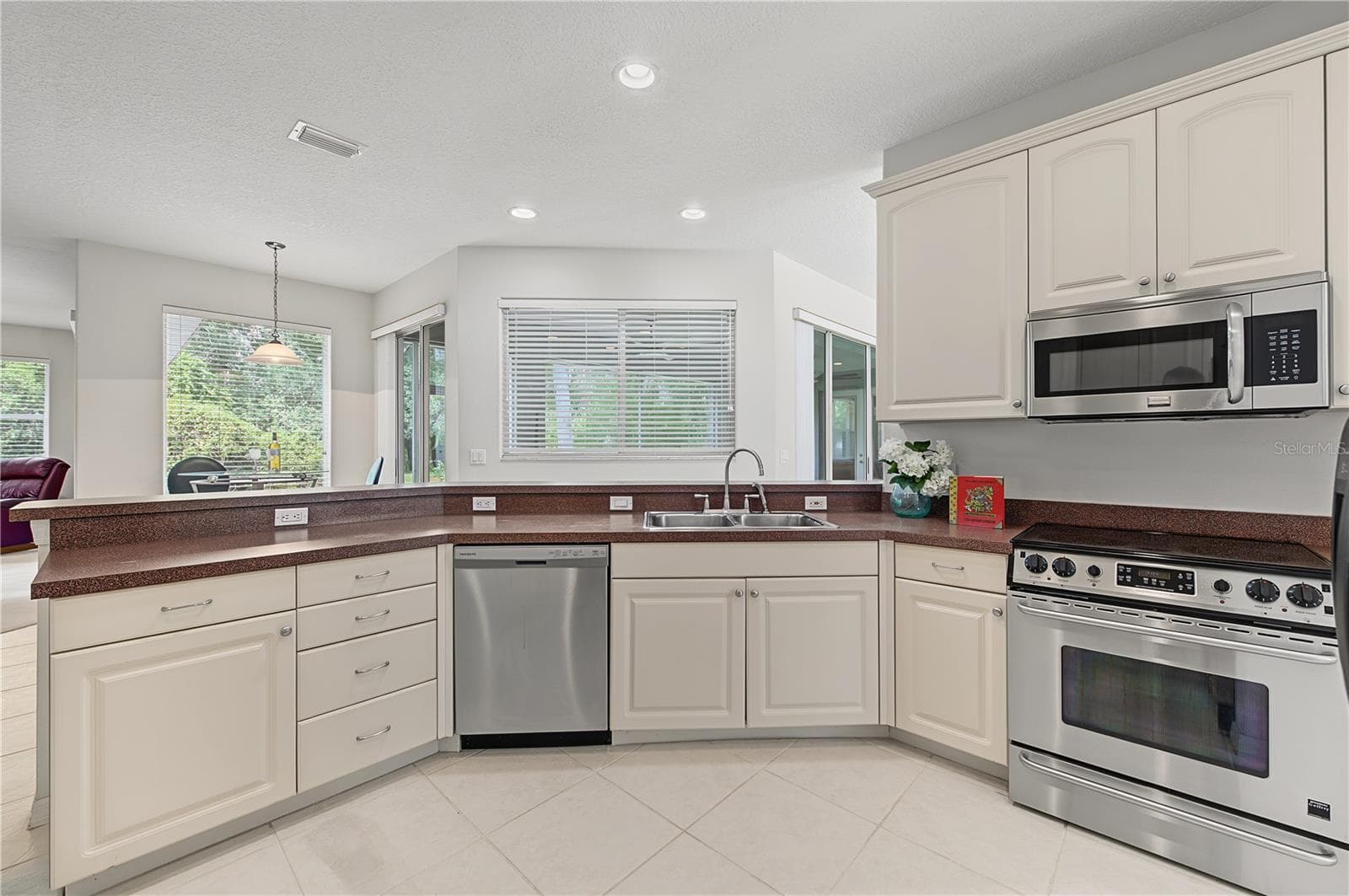 Open Kitchen to the Living Room and Family Room, stainless steel appliances. - 915 LAKE THOMAS LN, LUTZ