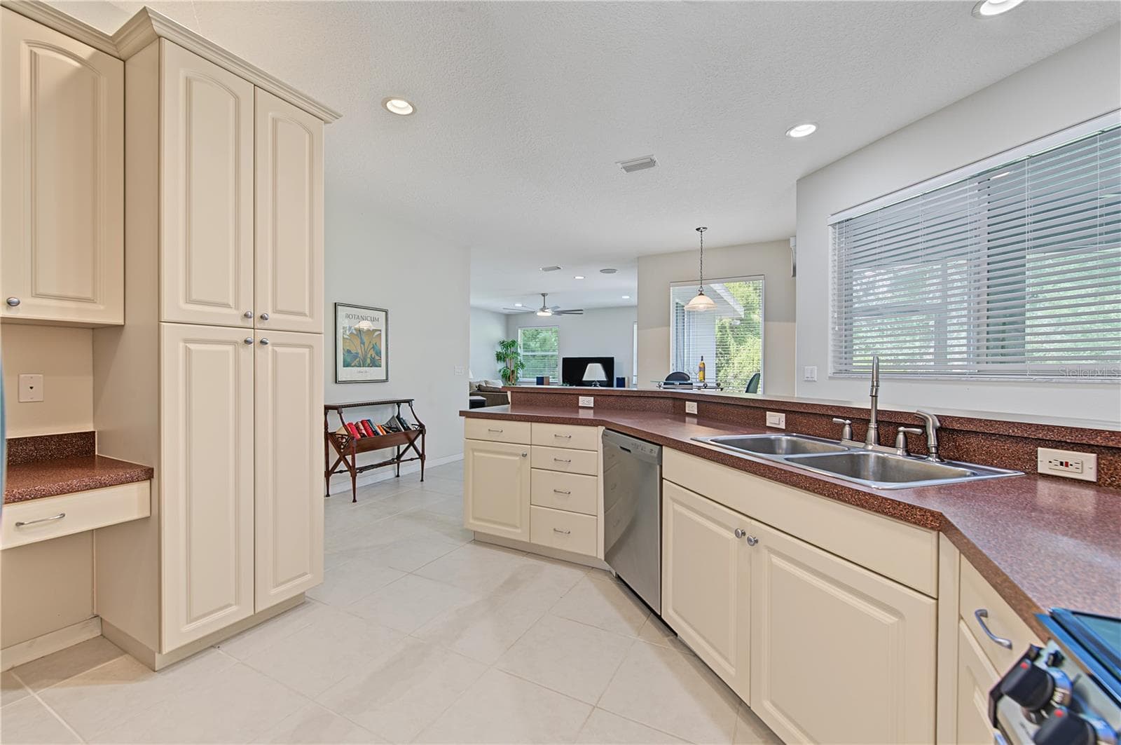 Open Kitchen to the Living Room and Family Room, stainless steel appliances. - 915 LAKE THOMAS LN, LUTZ