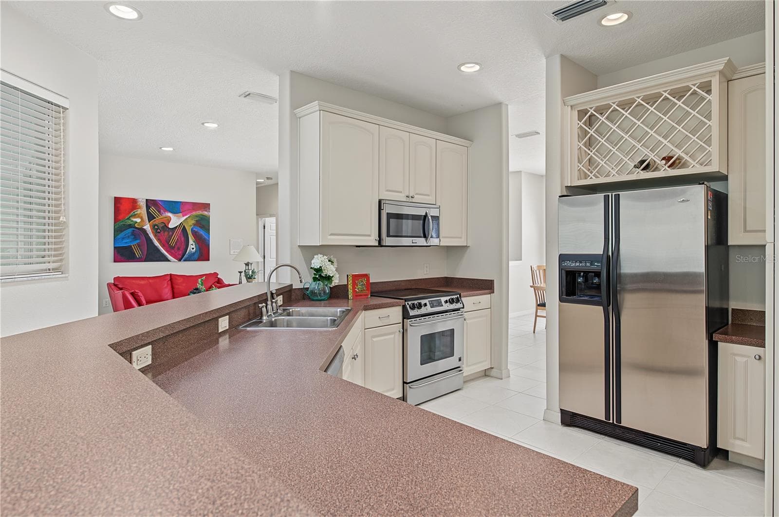 Open Kitchen to the Living Room and Family Room, stainless steelappliances. - 915 LAKE THOMAS LN, LUTZ