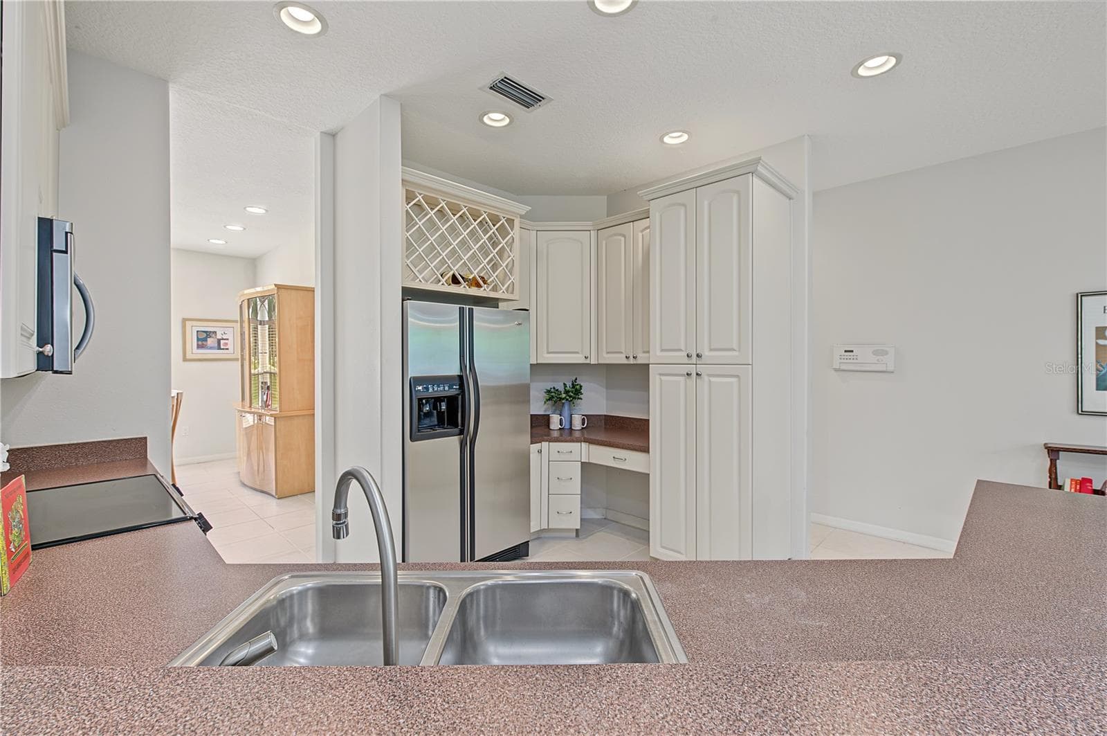Open Kitchen to the Living Room and Family Room, stainless steel appliances. - 915 LAKE THOMAS LN, LUTZ