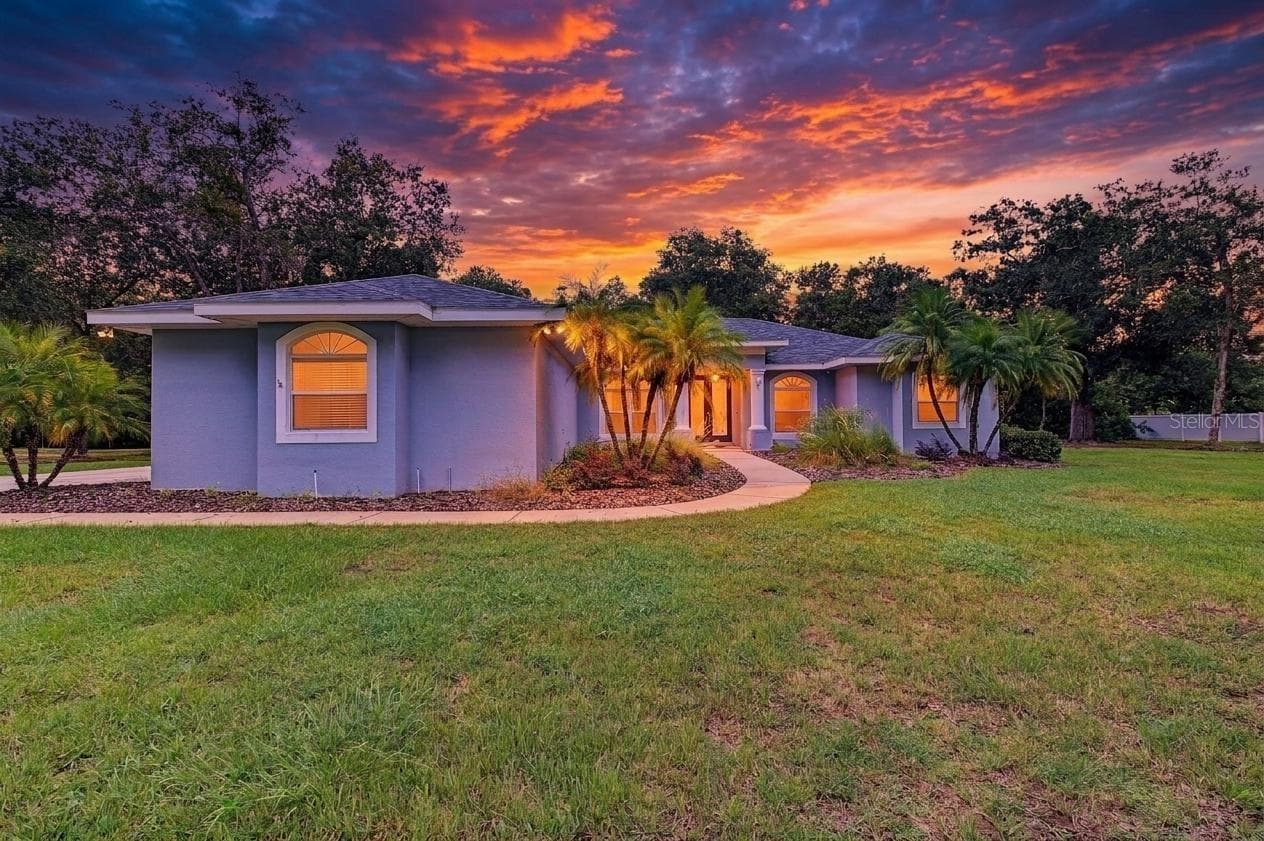 3 Bedrooms/3 Bathrooms/3 Car Garage and an office on 1.6 acres! - 915 LAKE THOMAS LN, LUTZ