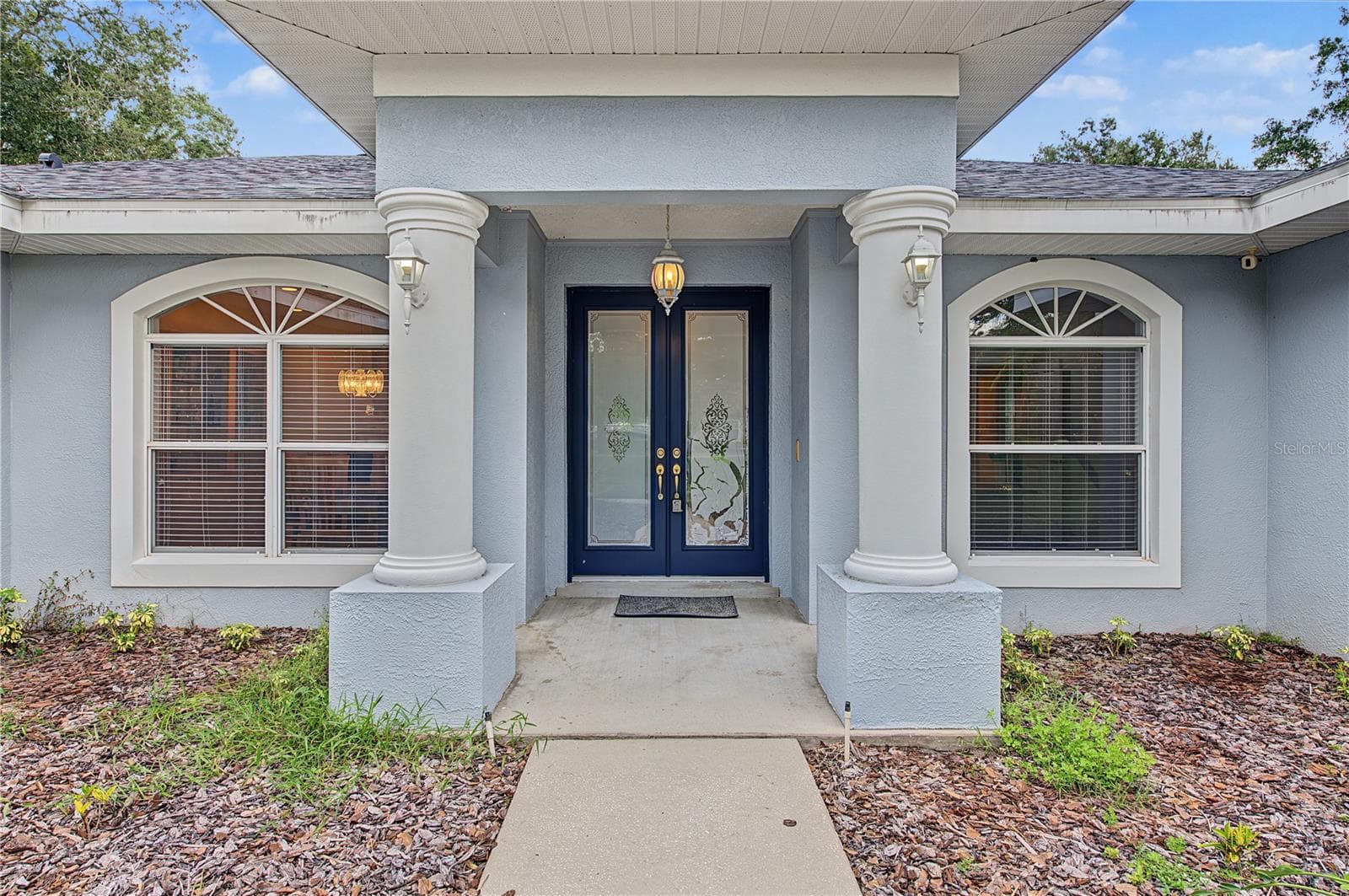 Front Exterior - 3 bedrooms/3 bathrooms/3 car garage and an office which can be another bedroom. - 915 LAKE THOMAS LN, LUTZ