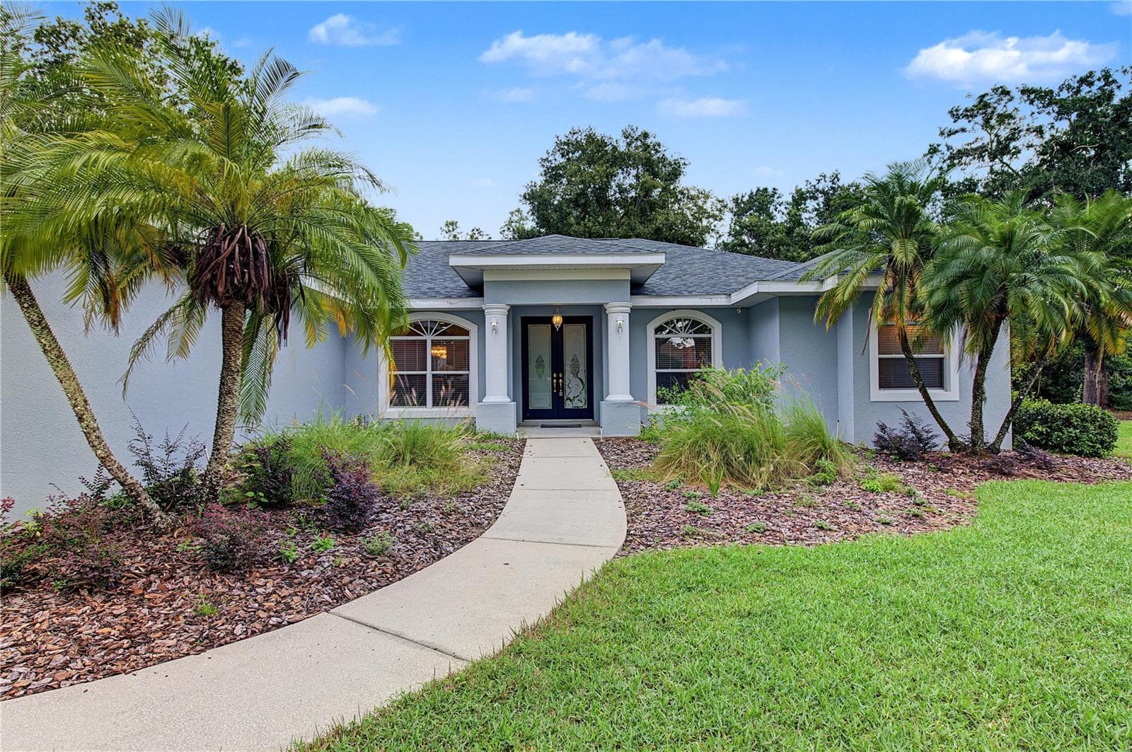 Long Front Walkway, this home offers a lot of privacy. - 915 LAKE THOMAS LN, LUTZ