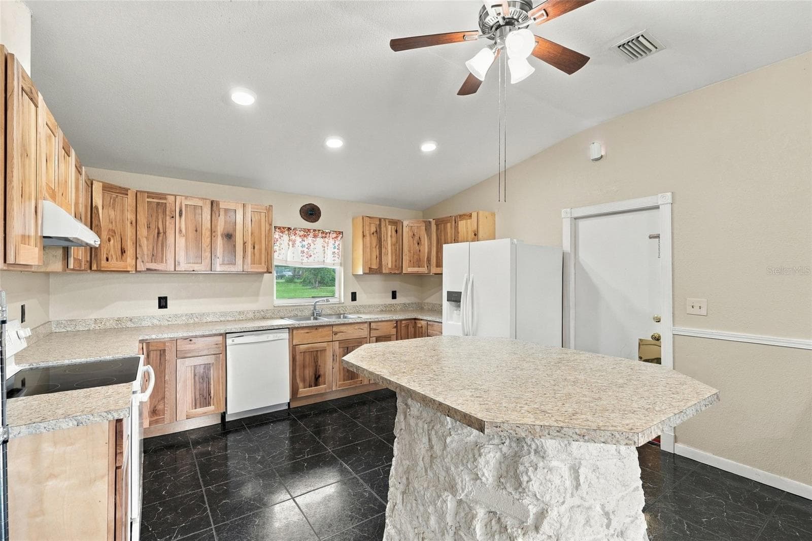 Single Family Residence at 470 RIDGECREST DR, PUNTA GORDA, photo 8 of 31