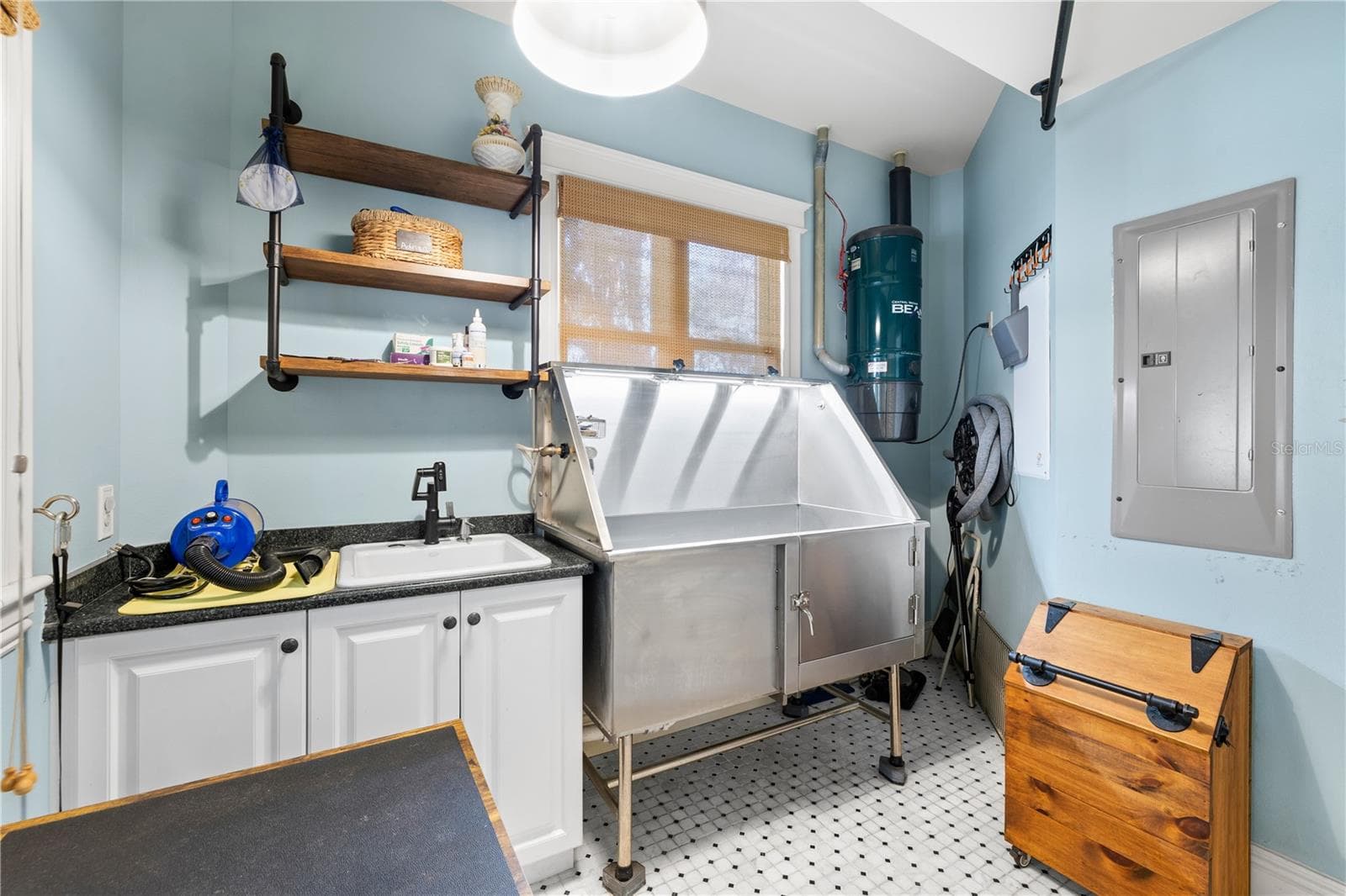 Grooming room - 5903 RIVER FOREST CIR, BRADENTON
