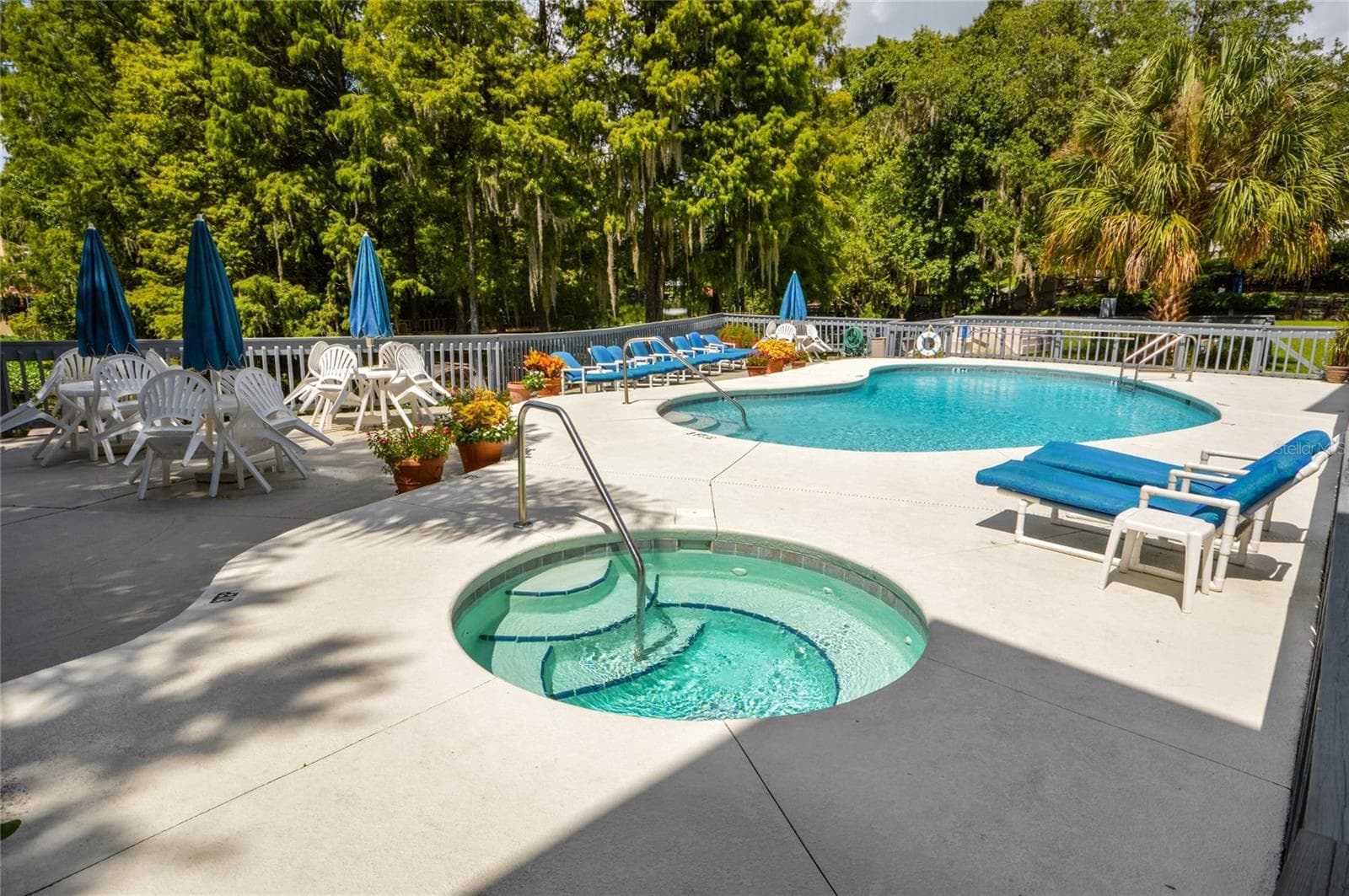 Heated pool/hot tub - 20820 RIVER DR #B25, DUNNELLON