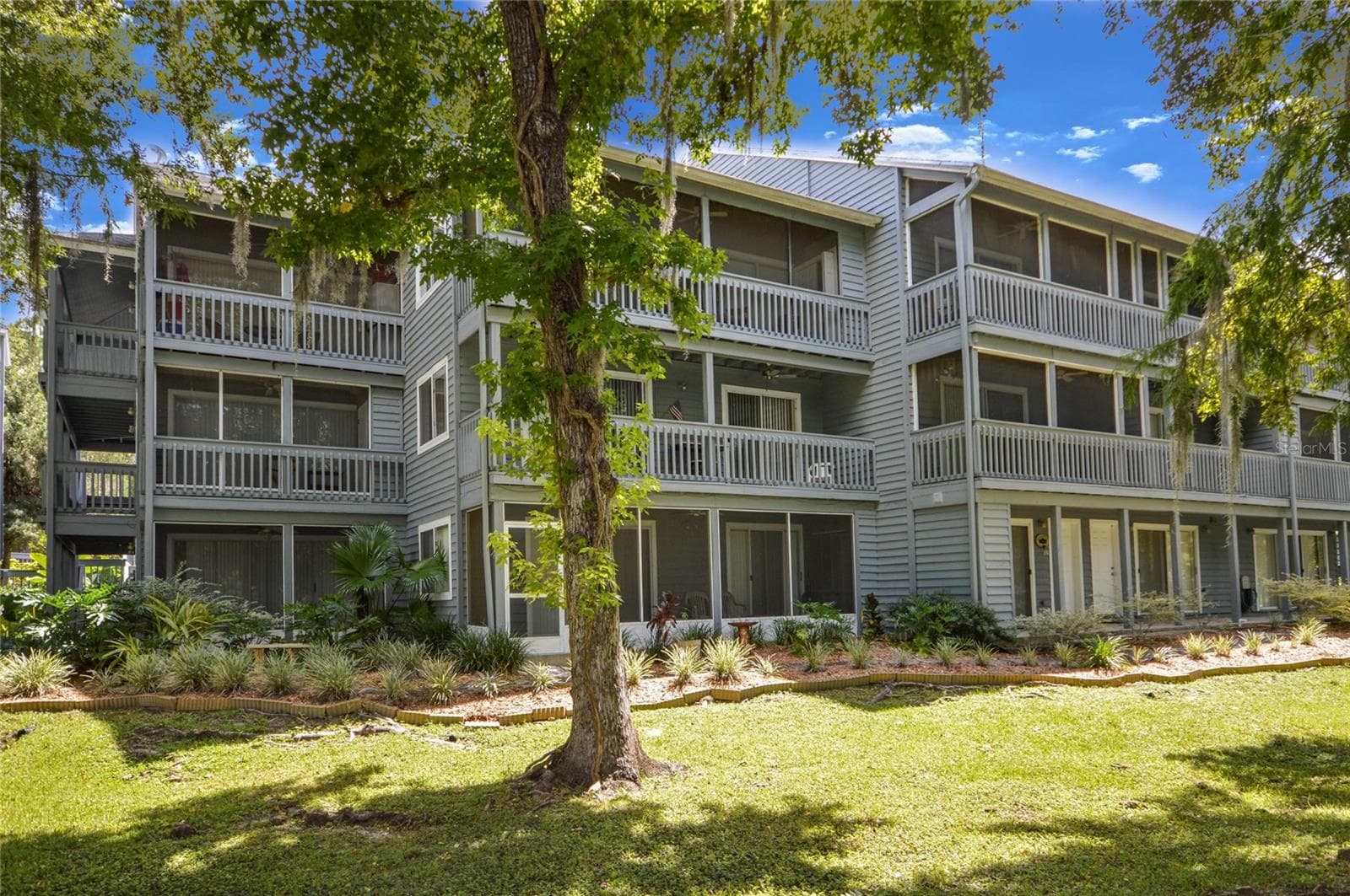 Back of building - 20820 RIVER DR #B25, DUNNELLON