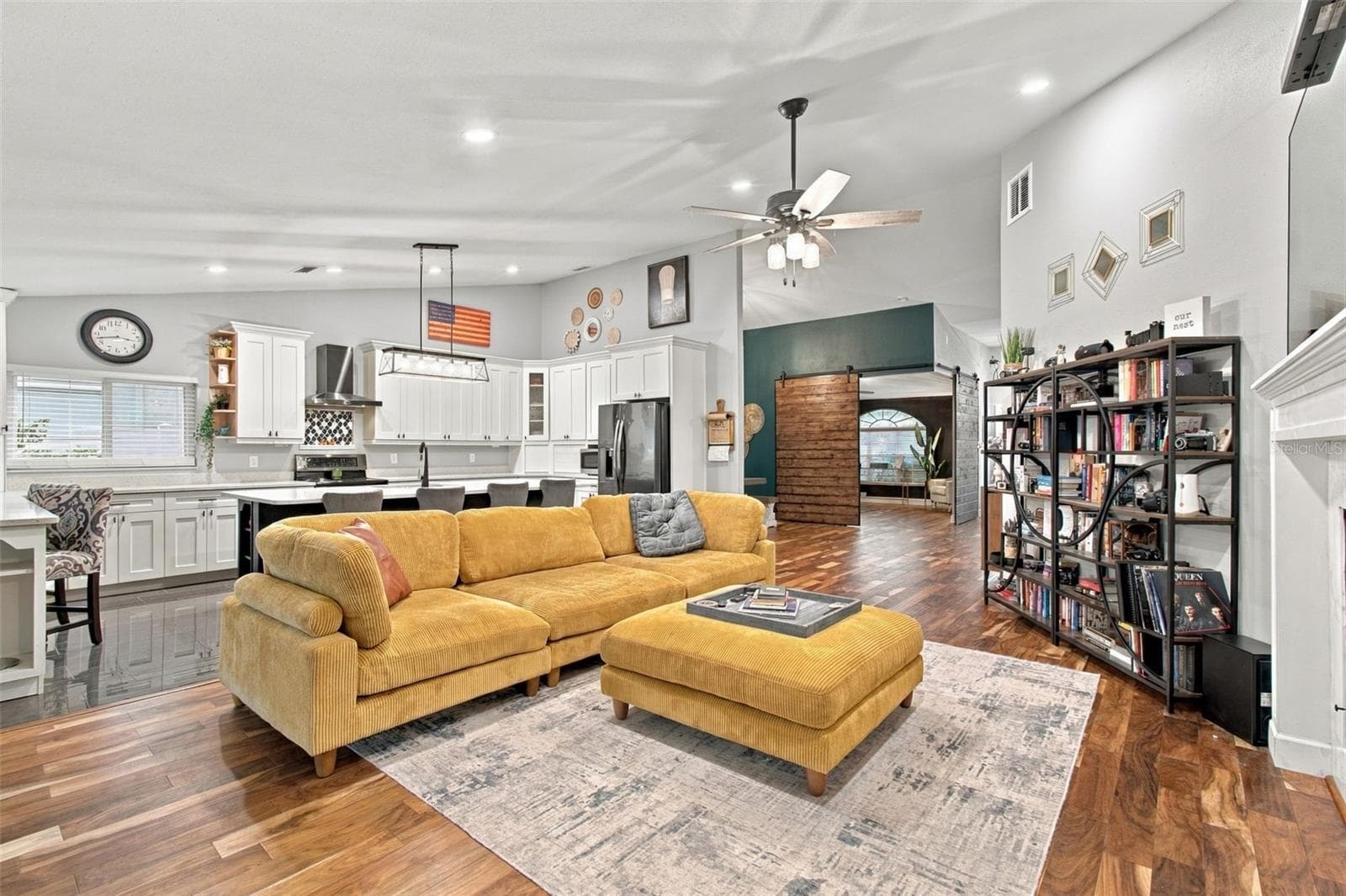Open family room & kitchen - 10810 SAILBROOKE DR, RIVERVIEW