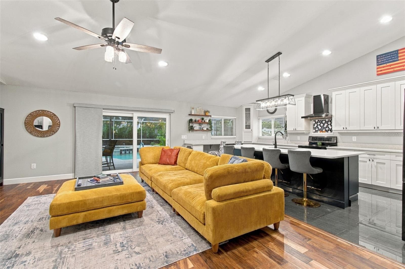 Open family room & kitchen - 10810 SAILBROOKE DR, RIVERVIEW