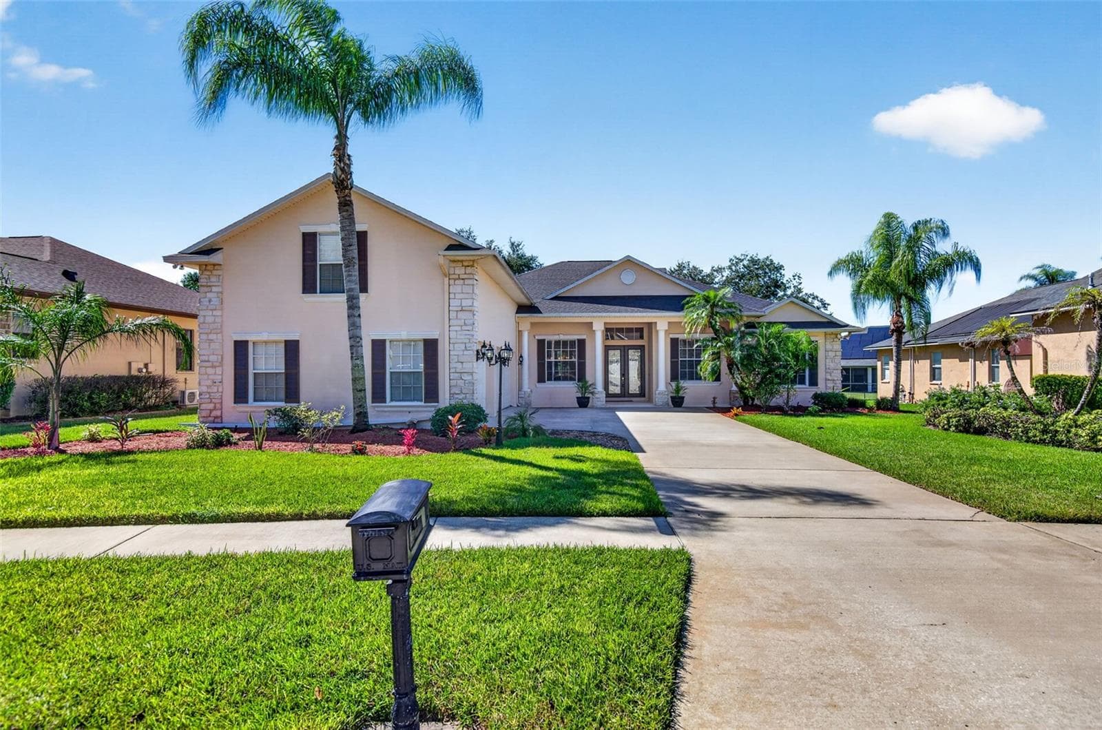 Single Family Residence at 725 CITRUS WOOD LN, VALRICO, photo 2 of 74