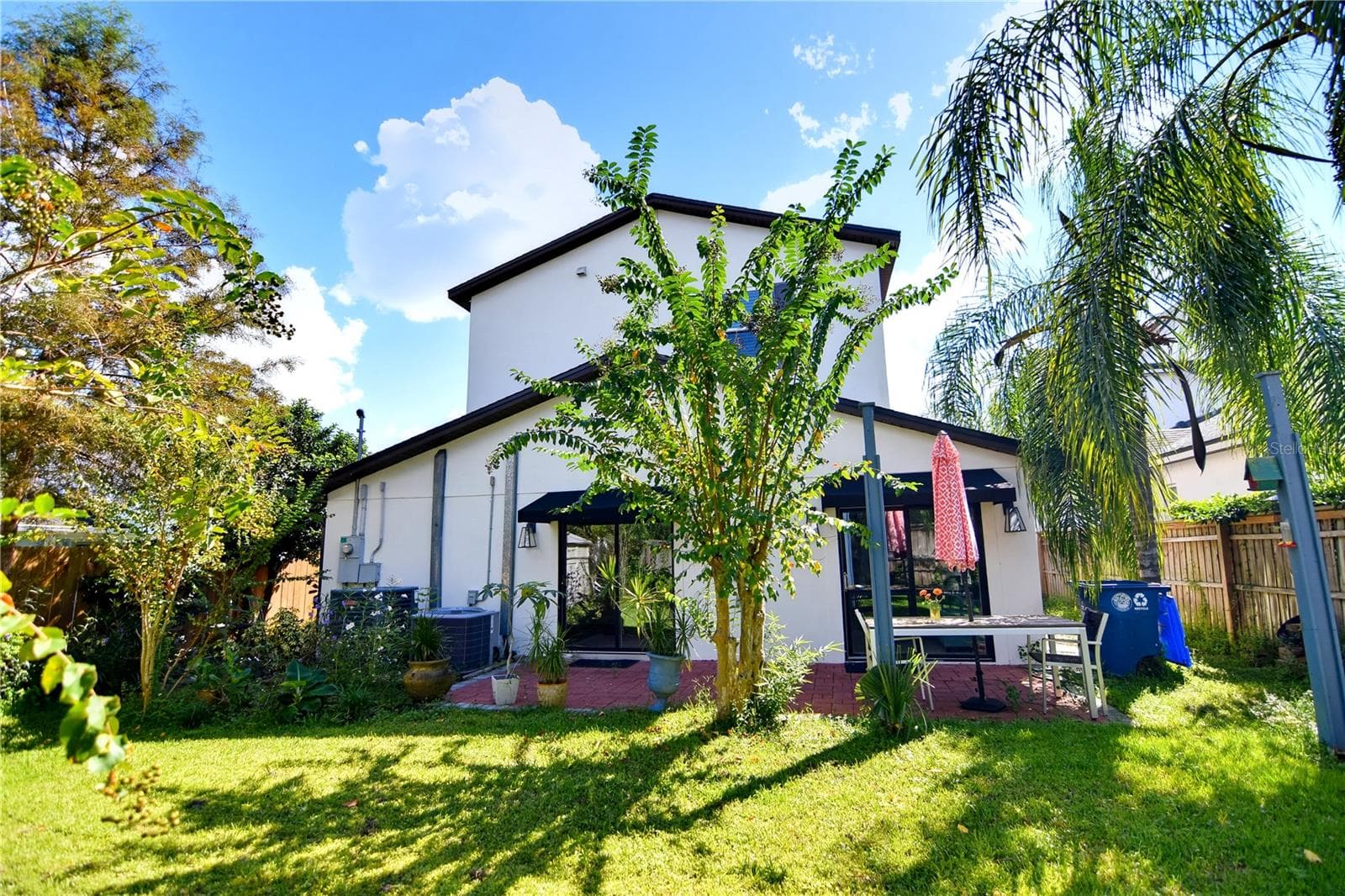 Private fenced backyard with mature landscaping and space for outdoor enjoyment. - 1611 CHESTNUT AVE, WINTER PARK