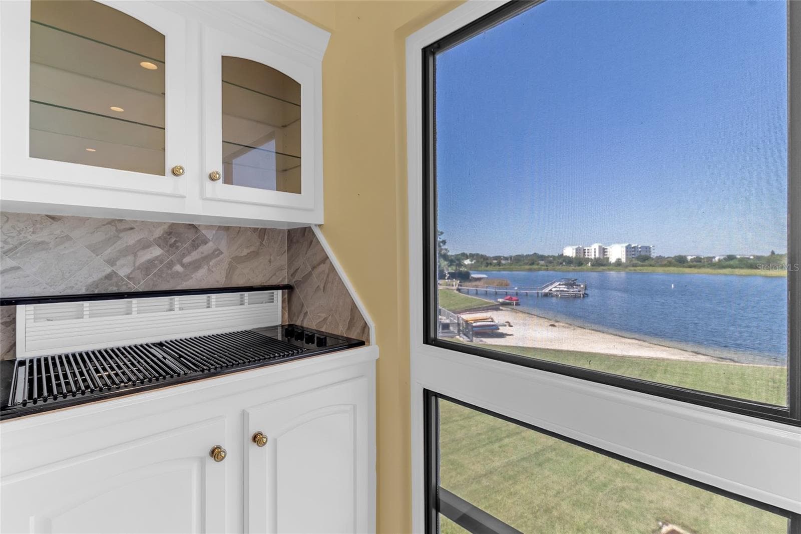Built-In Grill Area with Custom Cabinetry and Beautiful Views of Lake - 4113 FAIRVIEW VISTA PT #311, ORLANDO