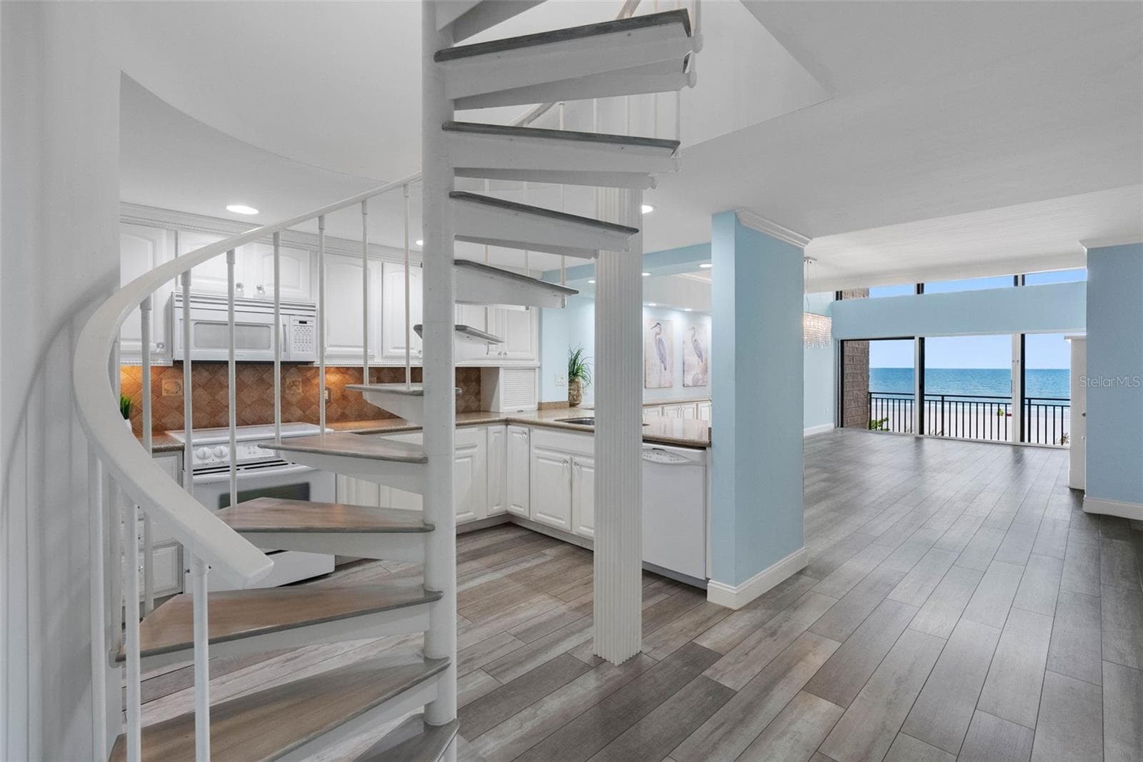 Elegant Spiral staircase - 19700 GULF BLVD #202, INDIAN SHORES