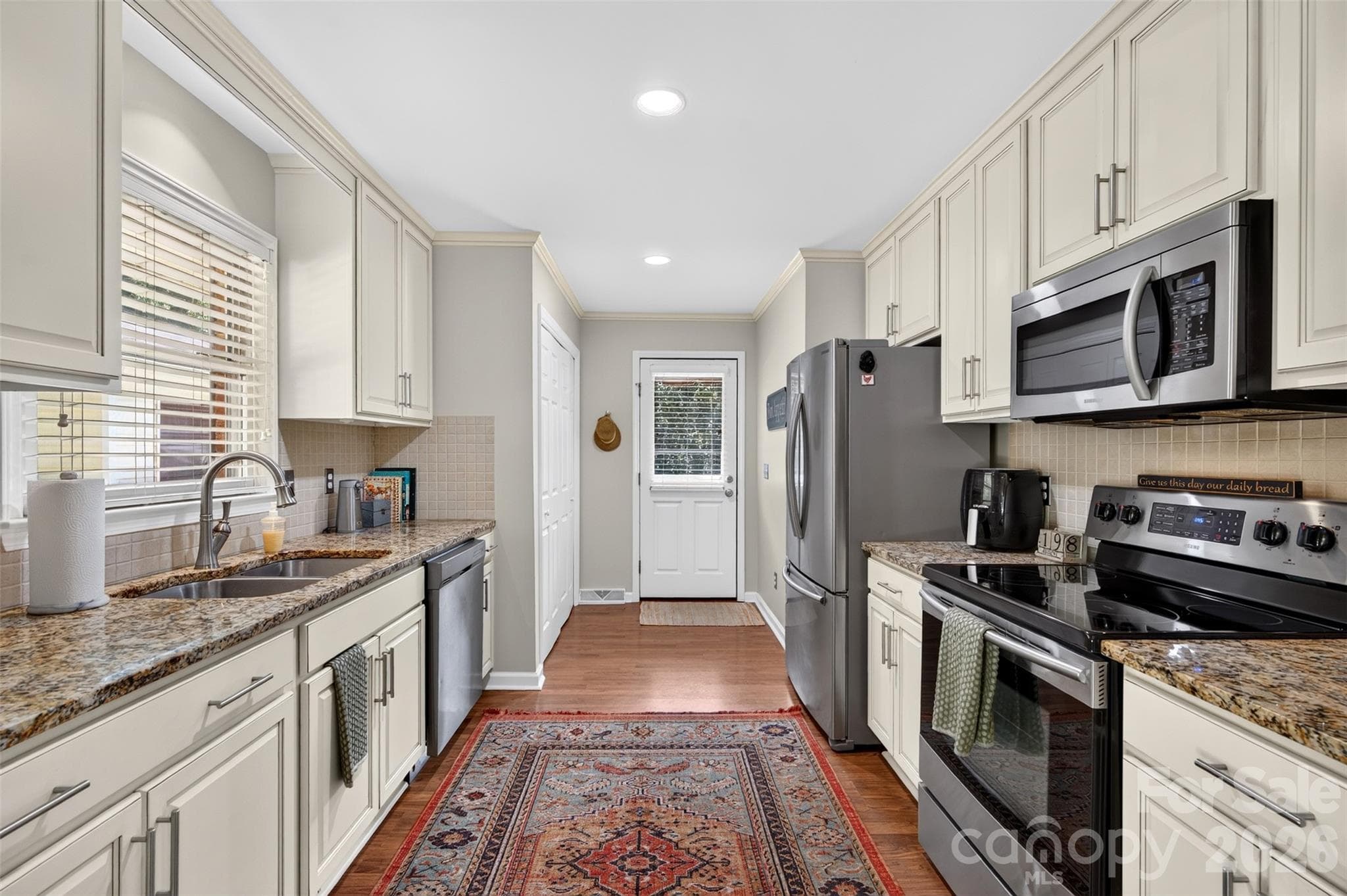 updated kitchen - 2209 Rainbrook Drive, Monroe