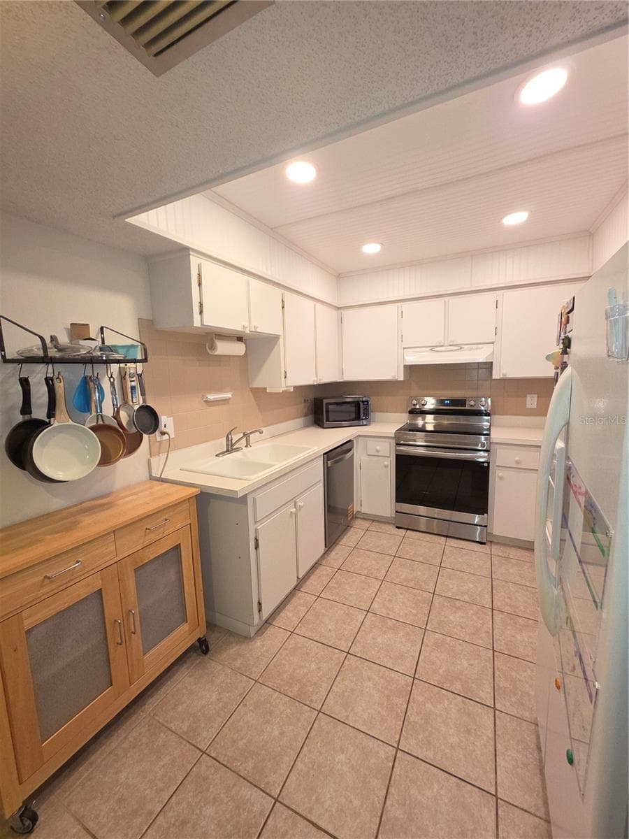 Kitchen - 2101 SUNSET POINT RD #2603, CLEARWATER
