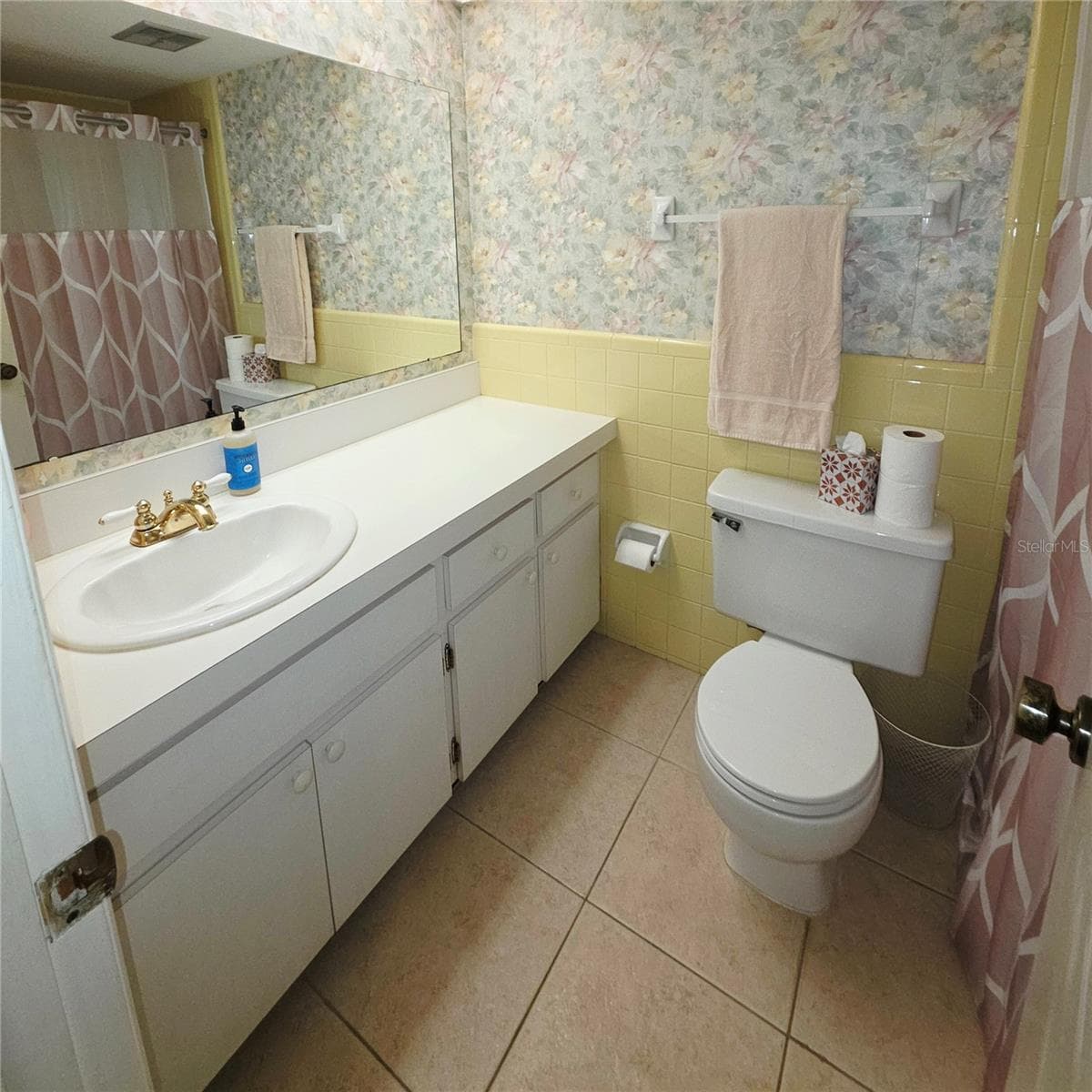 Guest full bathroom with tub - 2101 SUNSET POINT RD #2603, CLEARWATER