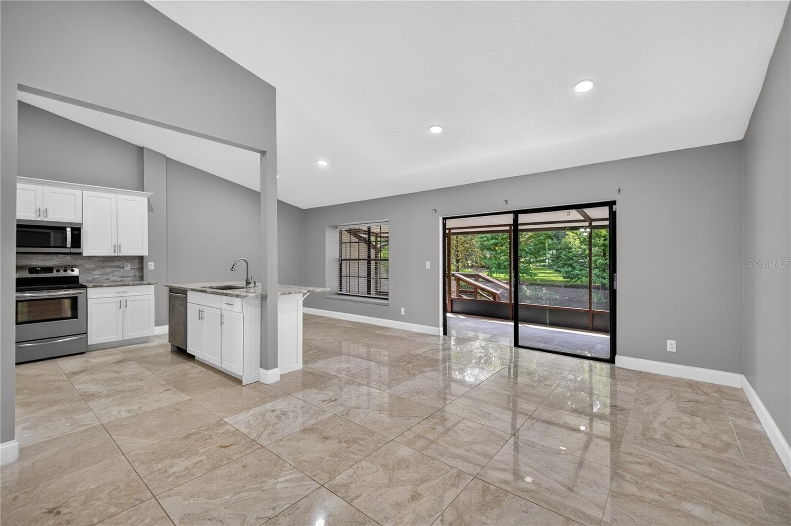 Townhouse at 4004 SHORESIDE CIR, TAMPA, photo 3 of 30