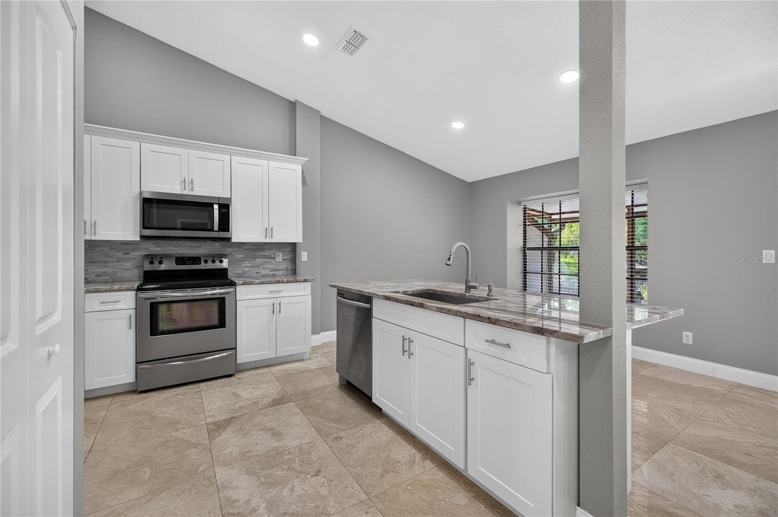 Townhouse at 4004 SHORESIDE CIR, TAMPA, photo 8 of 30