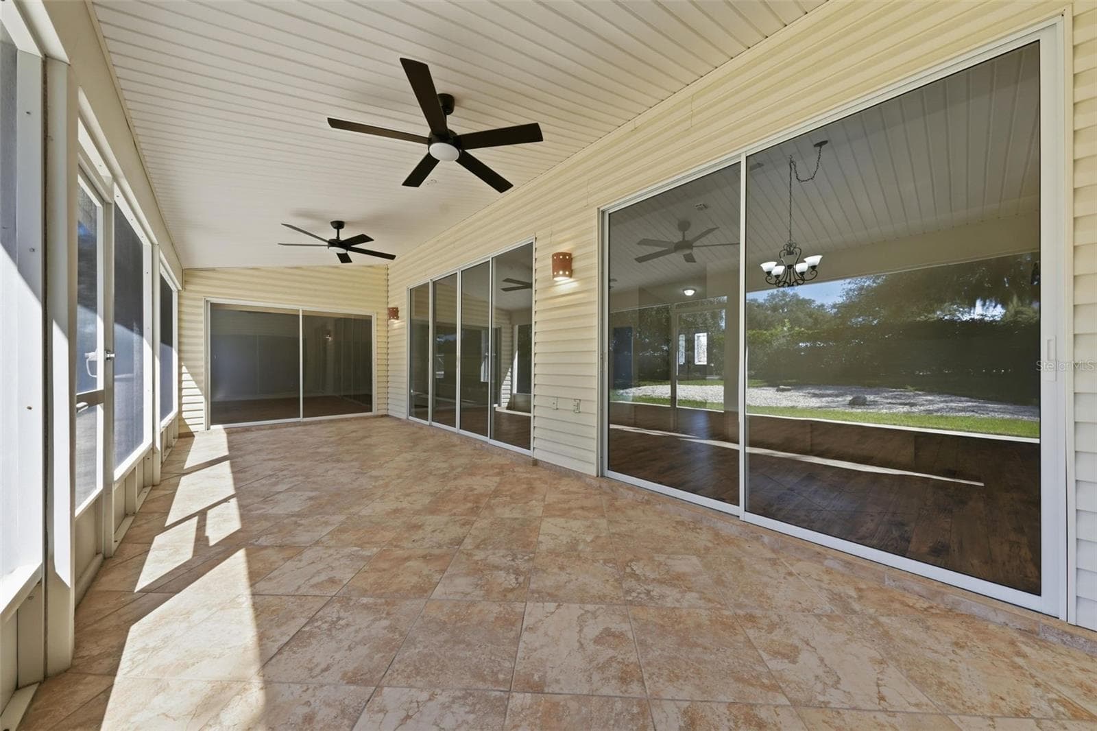 Oversized Screened Lanai Overlooking backyard - 24809 RIVERBOAT BND, LEESBURG