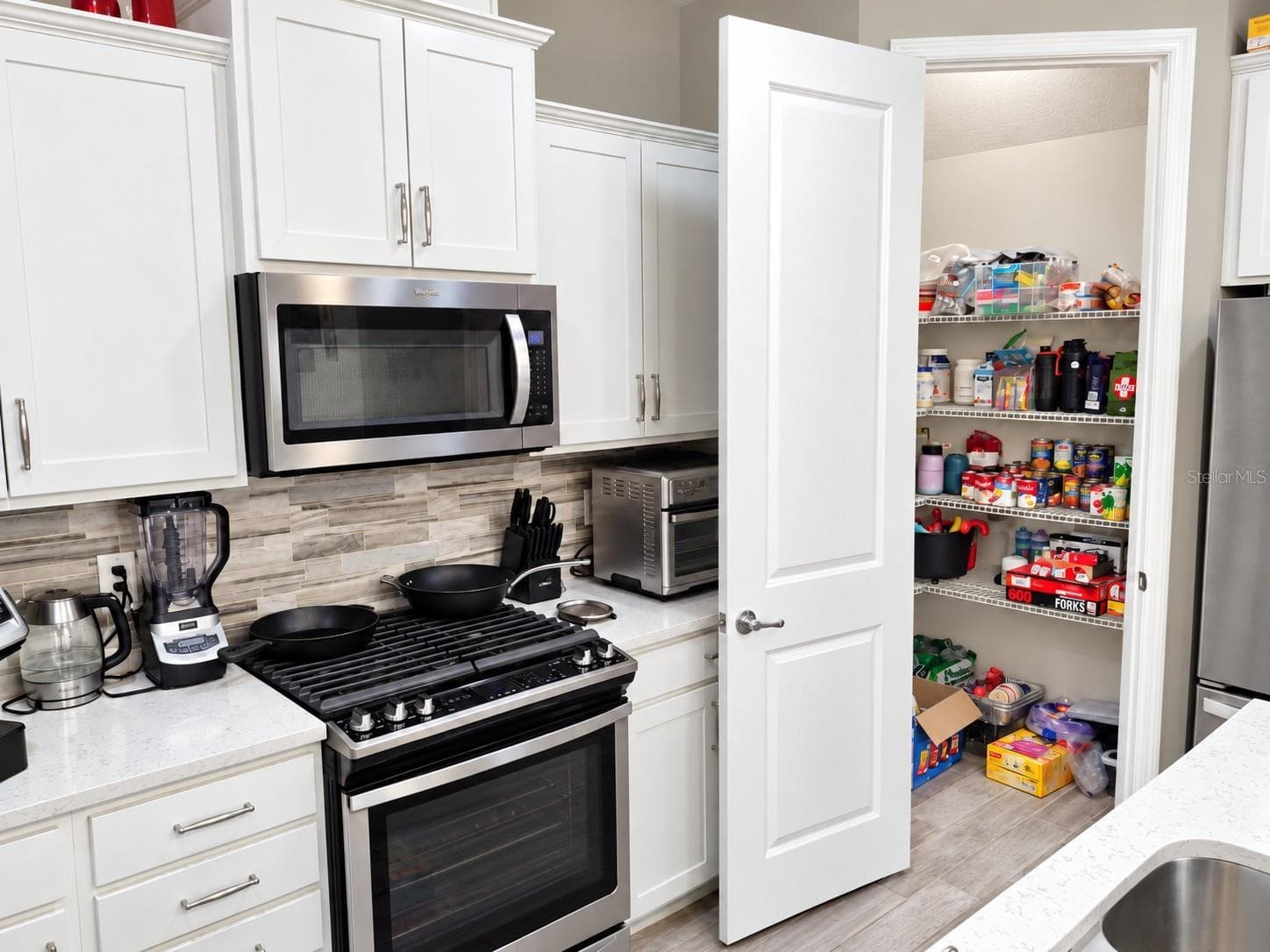Natural gas range, microwave, and walk in pantry - 11861 BLAMEY TRL, ODESSA