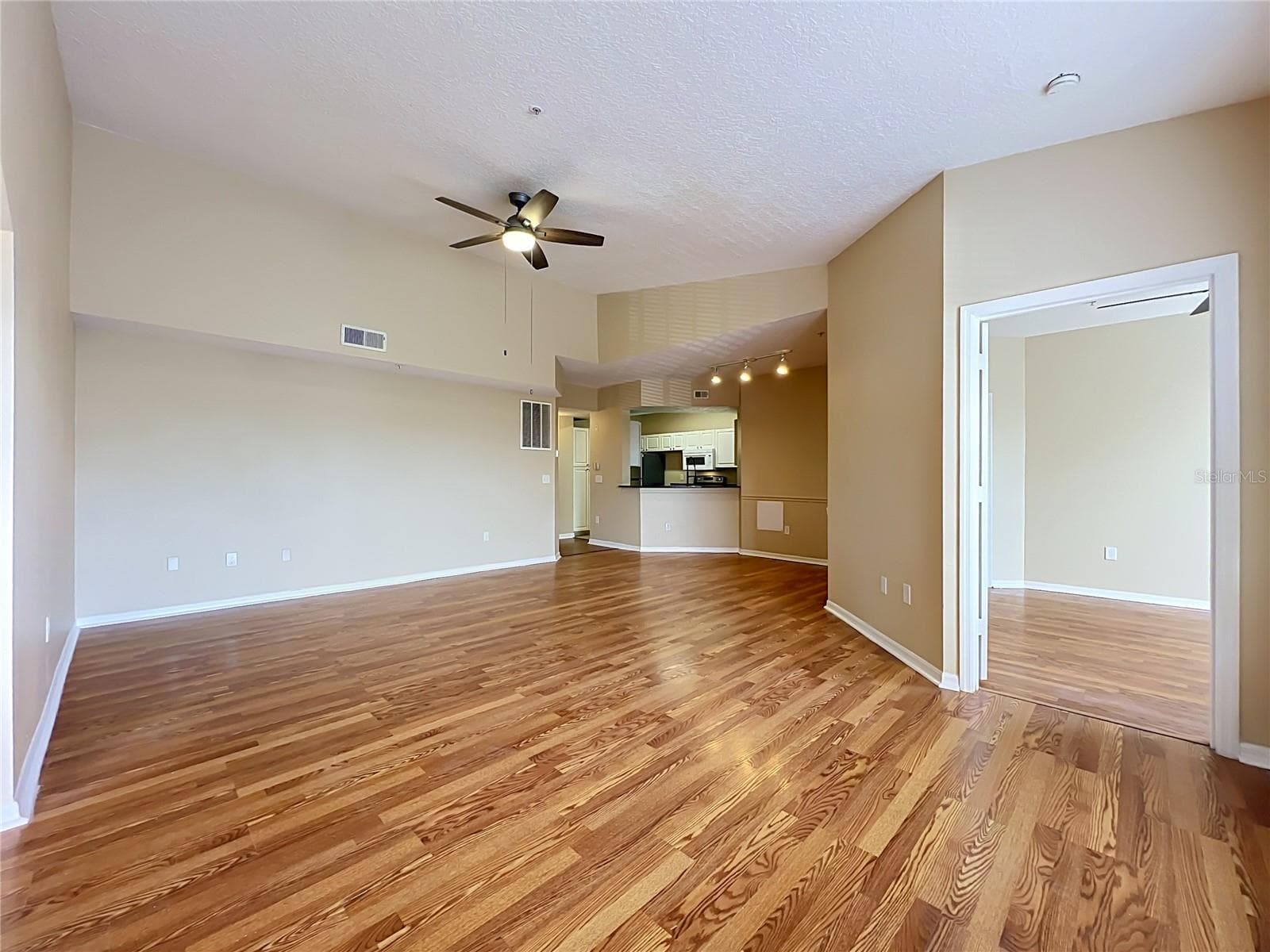 Family Room - 5578 METROWEST BLVD #1-310, ORLANDO