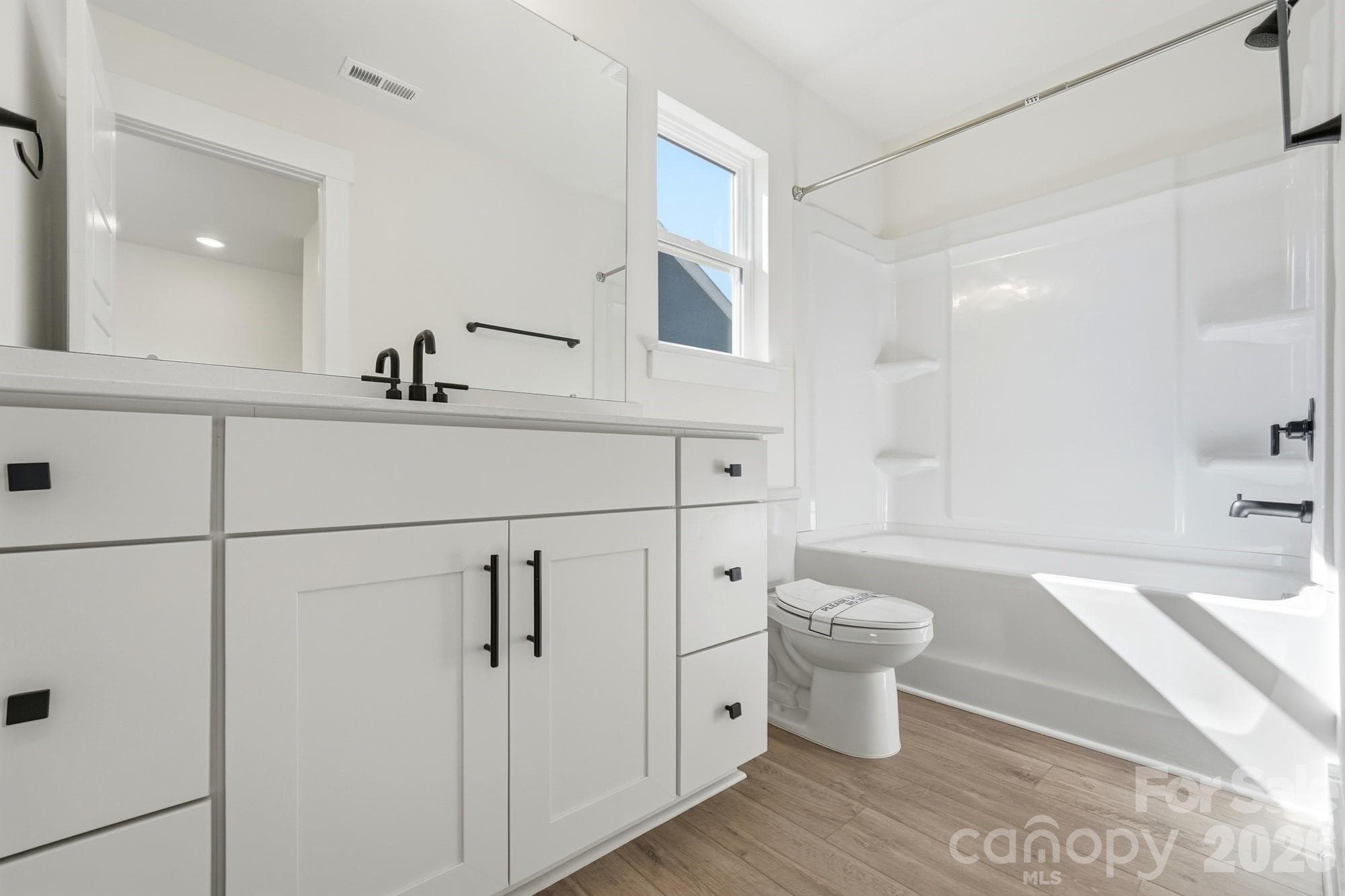 Upper-level bath - 4493 Blue Mound Court, Stanley