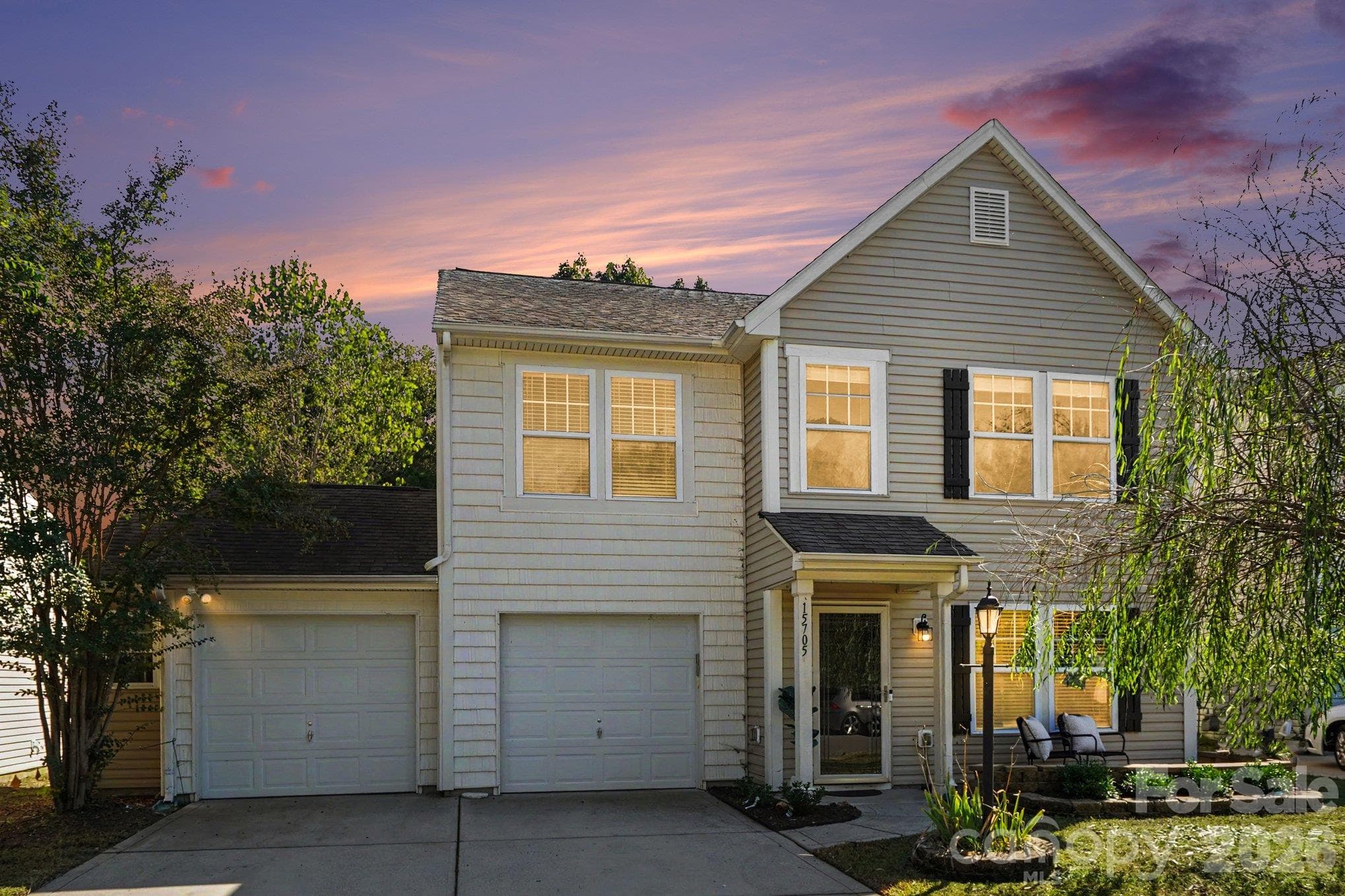 Single Family Residence at 15705 Lakepoint Forest Drive, Charlotte, photo 2 of 28