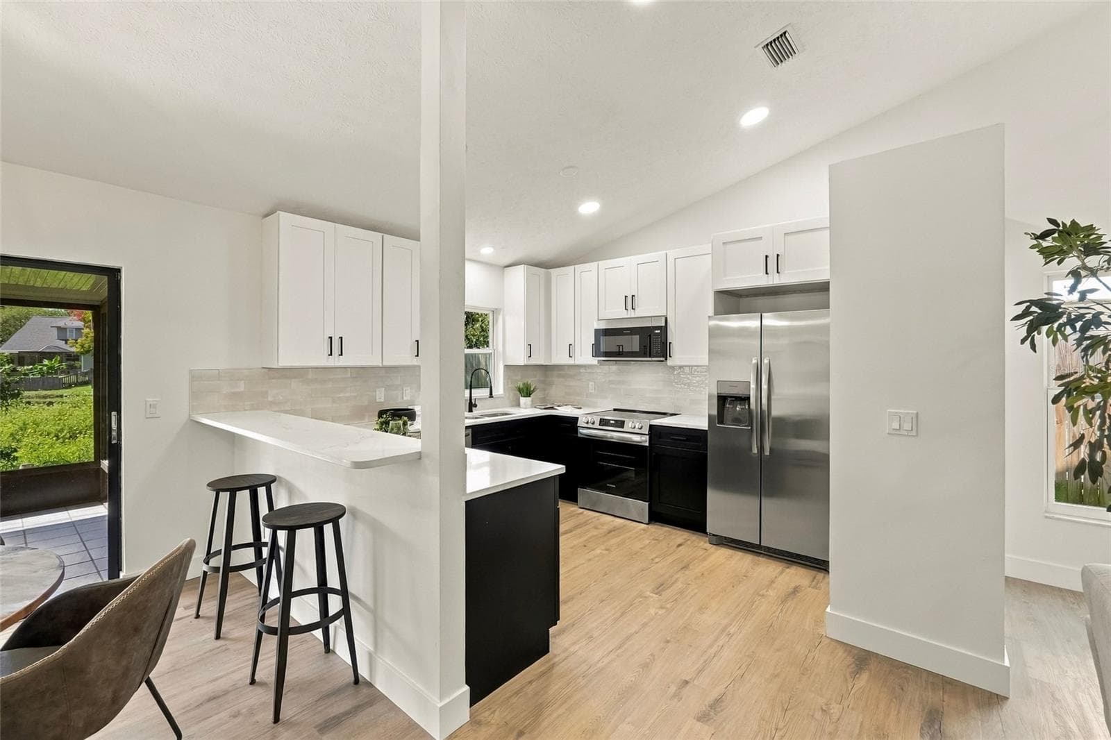 Single Family Residence at 11216 SHADYBROOK DR, TAMPA, photo 8 of 25