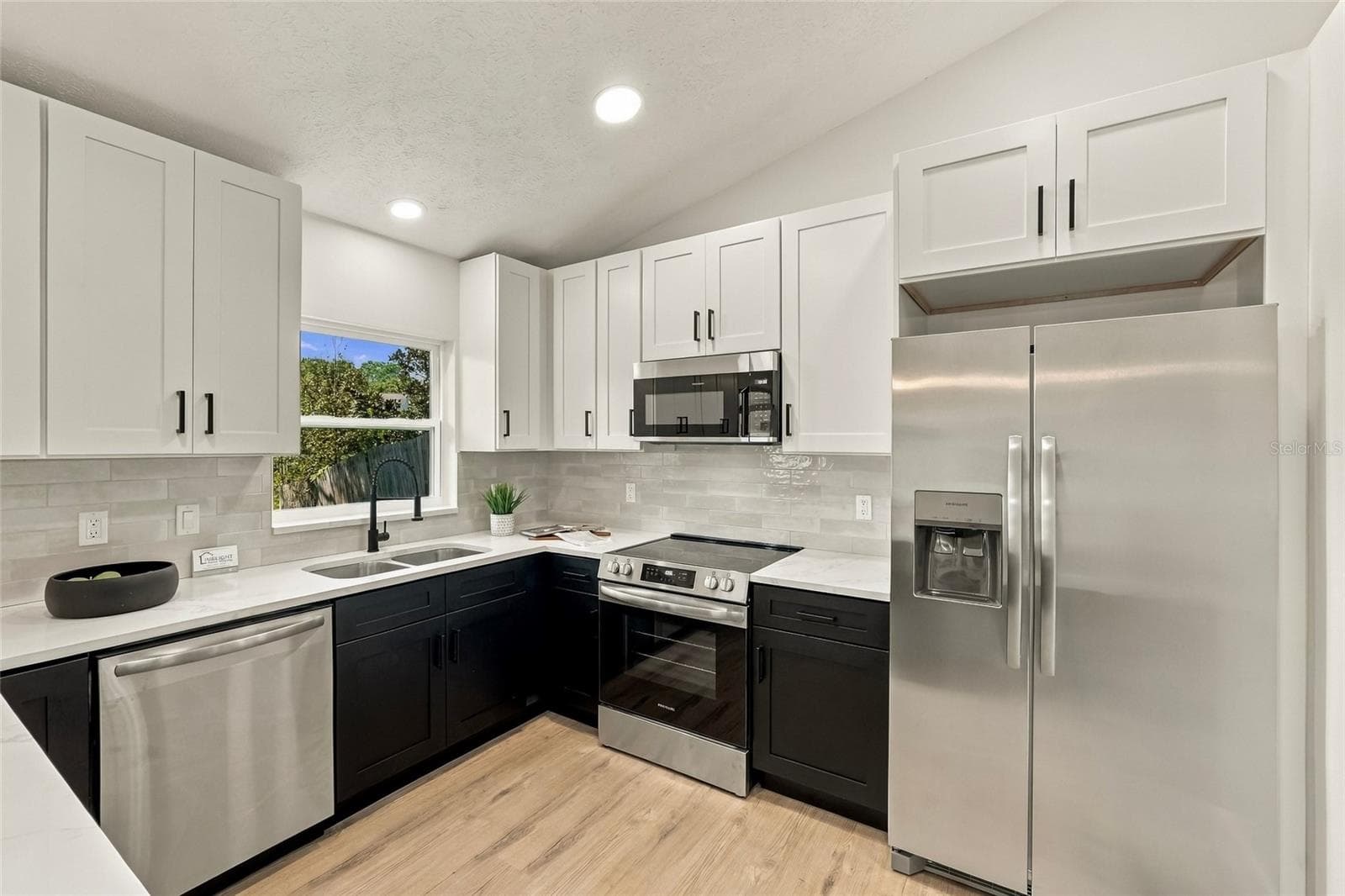 Single Family Residence at 11216 SHADYBROOK DR, TAMPA, photo 9 of 25
