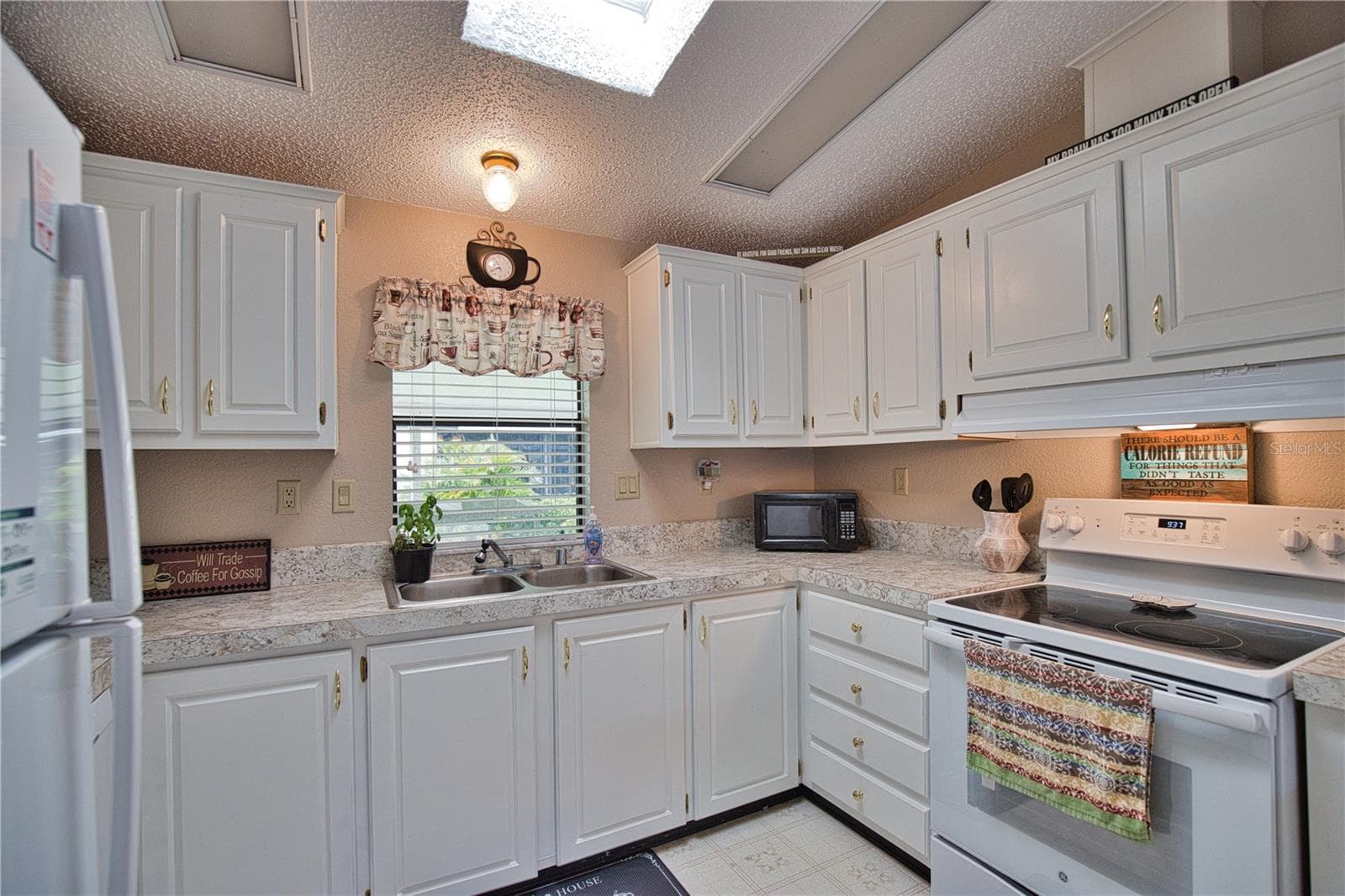 Manufactured Home at 223 HIBISCO DR, NORTH PORT, photo 5 of 36