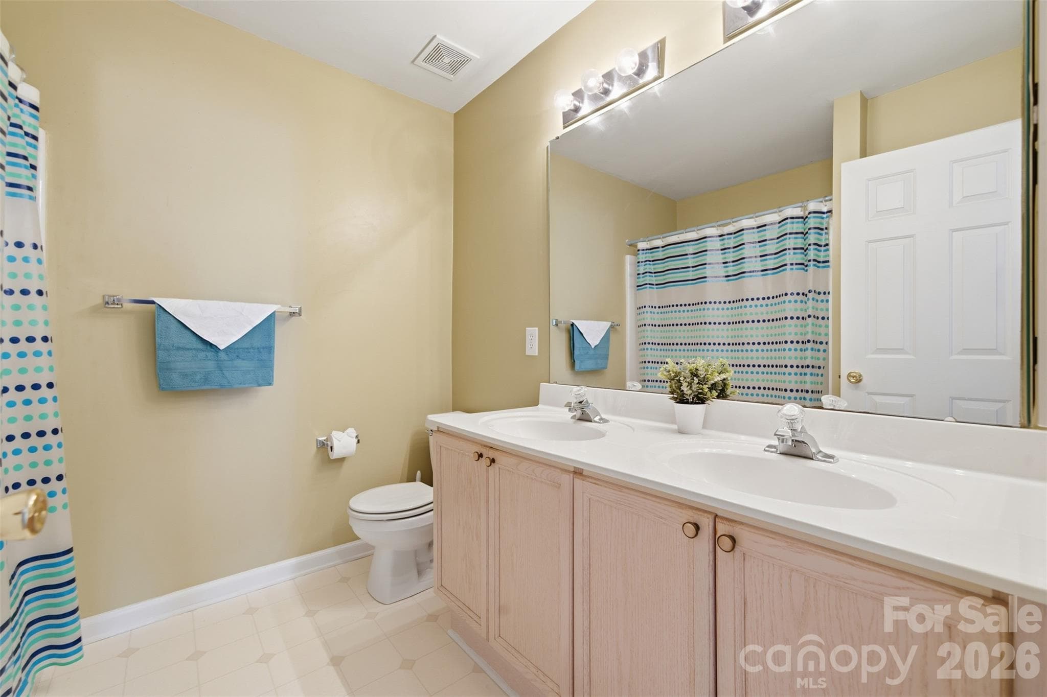 Full bathroom upstairs w/dual sinks, shower/tub - 6211 Chavel Lane, Charlotte