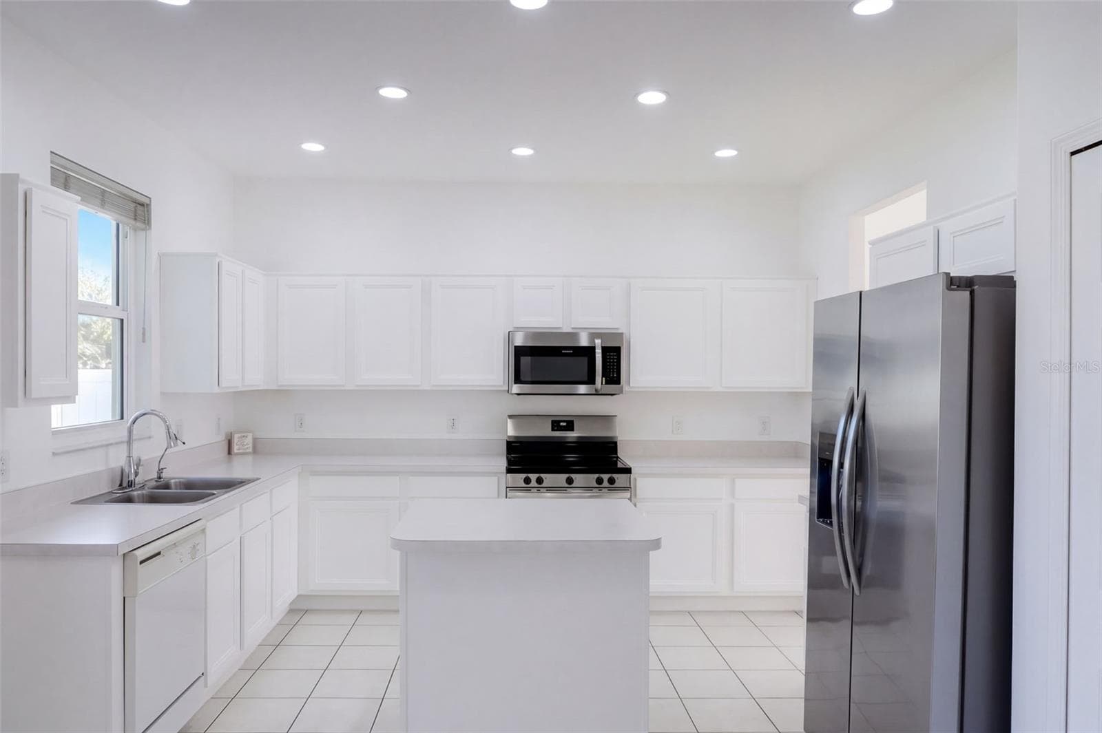 Kitchen view, taken from eat-in kitchen - 4610 RIVERTON DR, ORLANDO