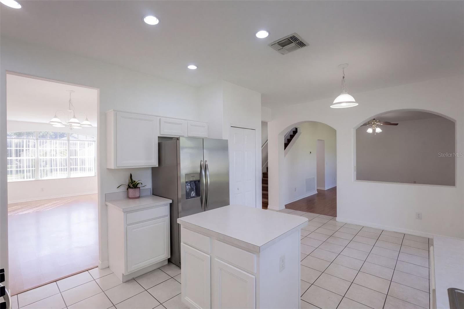 Kitchen and eat-in kitchen space - 4610 RIVERTON DR, ORLANDO