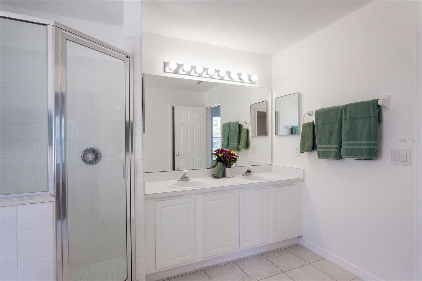 En suite bath -- private water closet is out of view - 4610 RIVERTON DR, ORLANDO