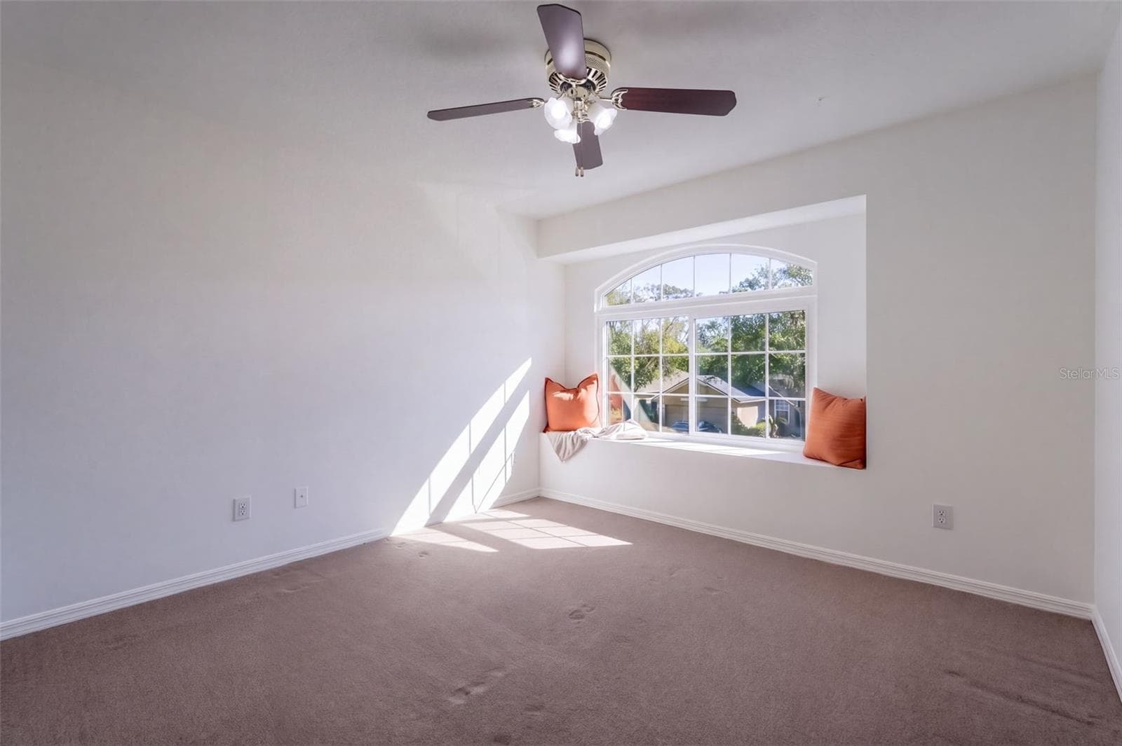 Secondary bedroom with reading nook - 4610 RIVERTON DR, ORLANDO