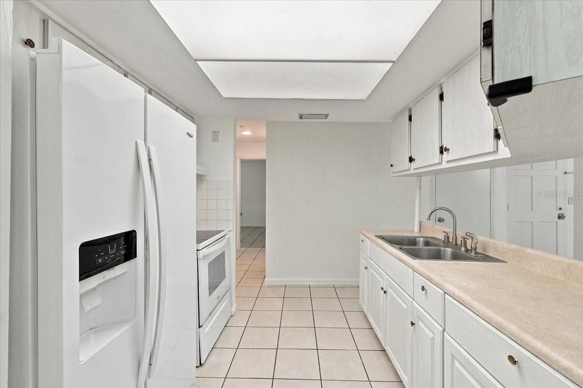 Single Family Residence at 422 DUCHESS DR, LAKELAND, photo 8 of 39