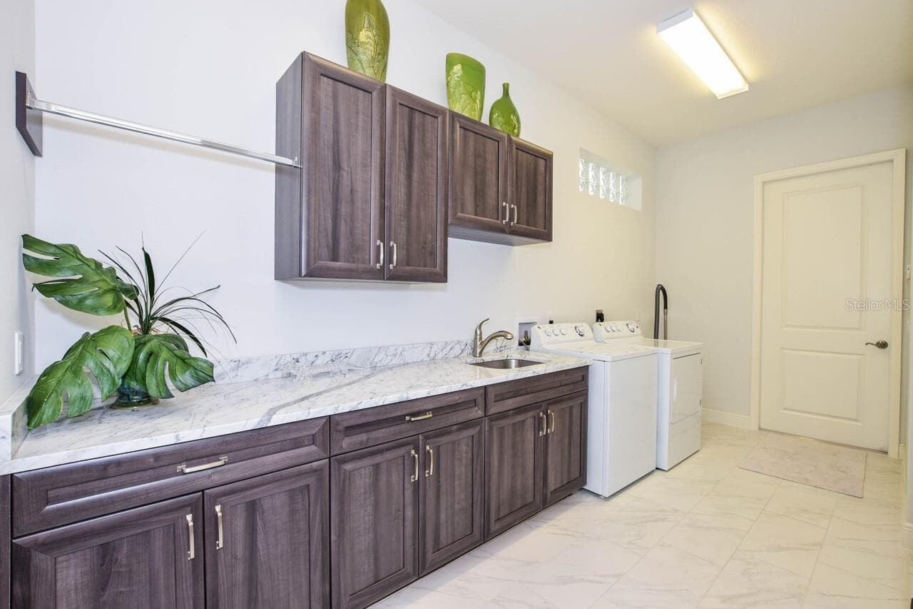 Laundry - 1580 LANCASHIRE DR, VENICE