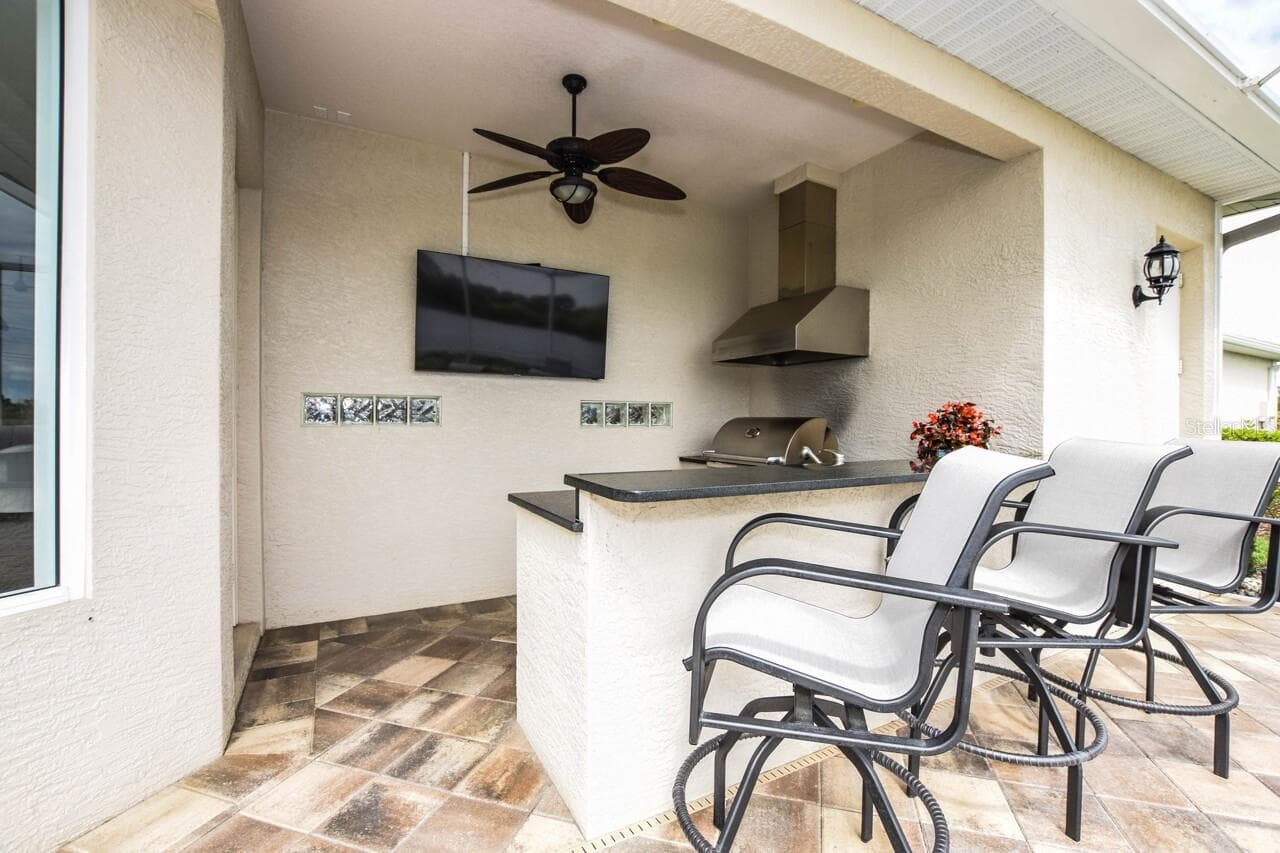 Outdoor Kitchen - 1580 LANCASHIRE DR, VENICE