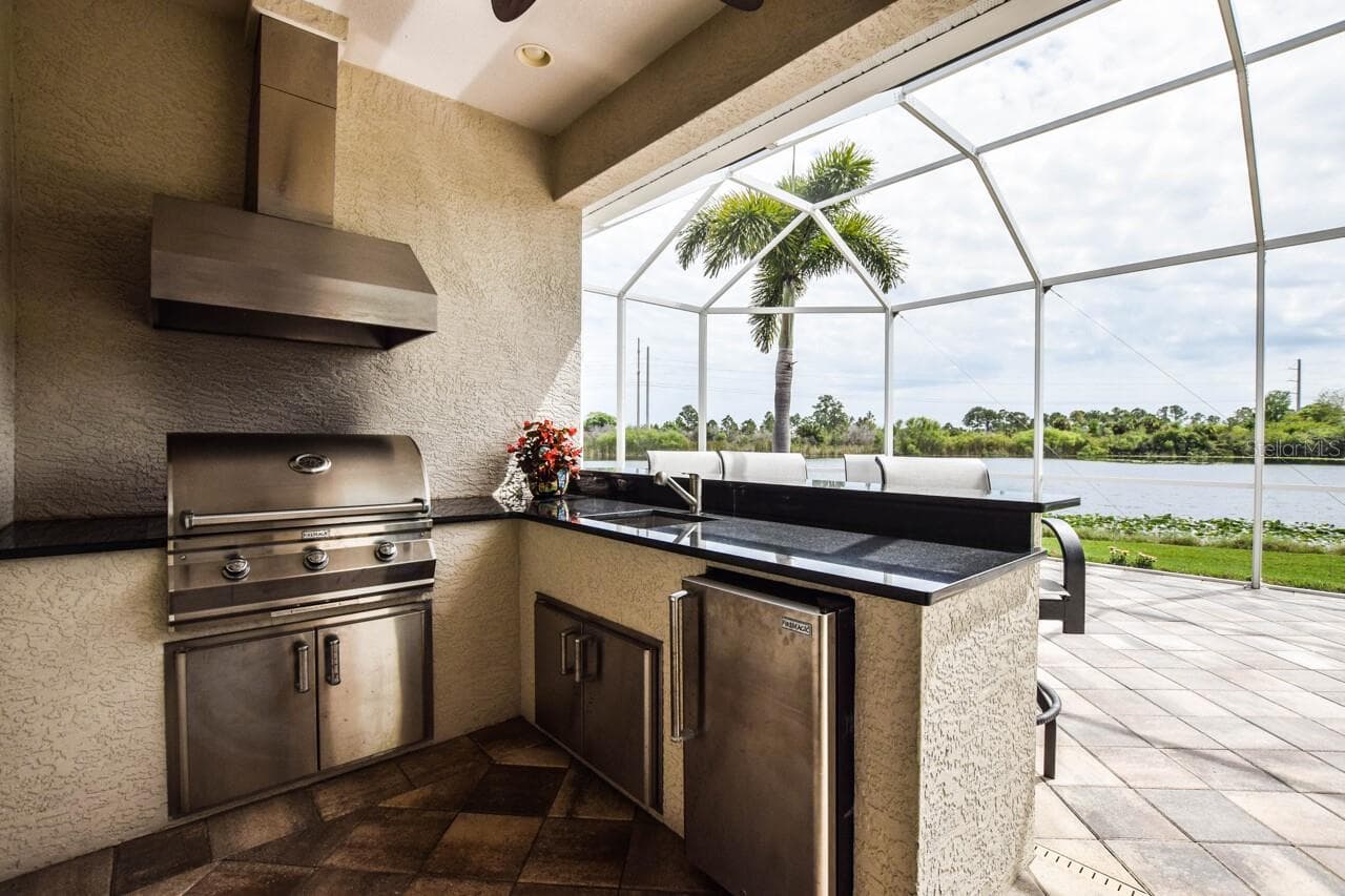 Outdoor Kitchen - 1580 LANCASHIRE DR, VENICE