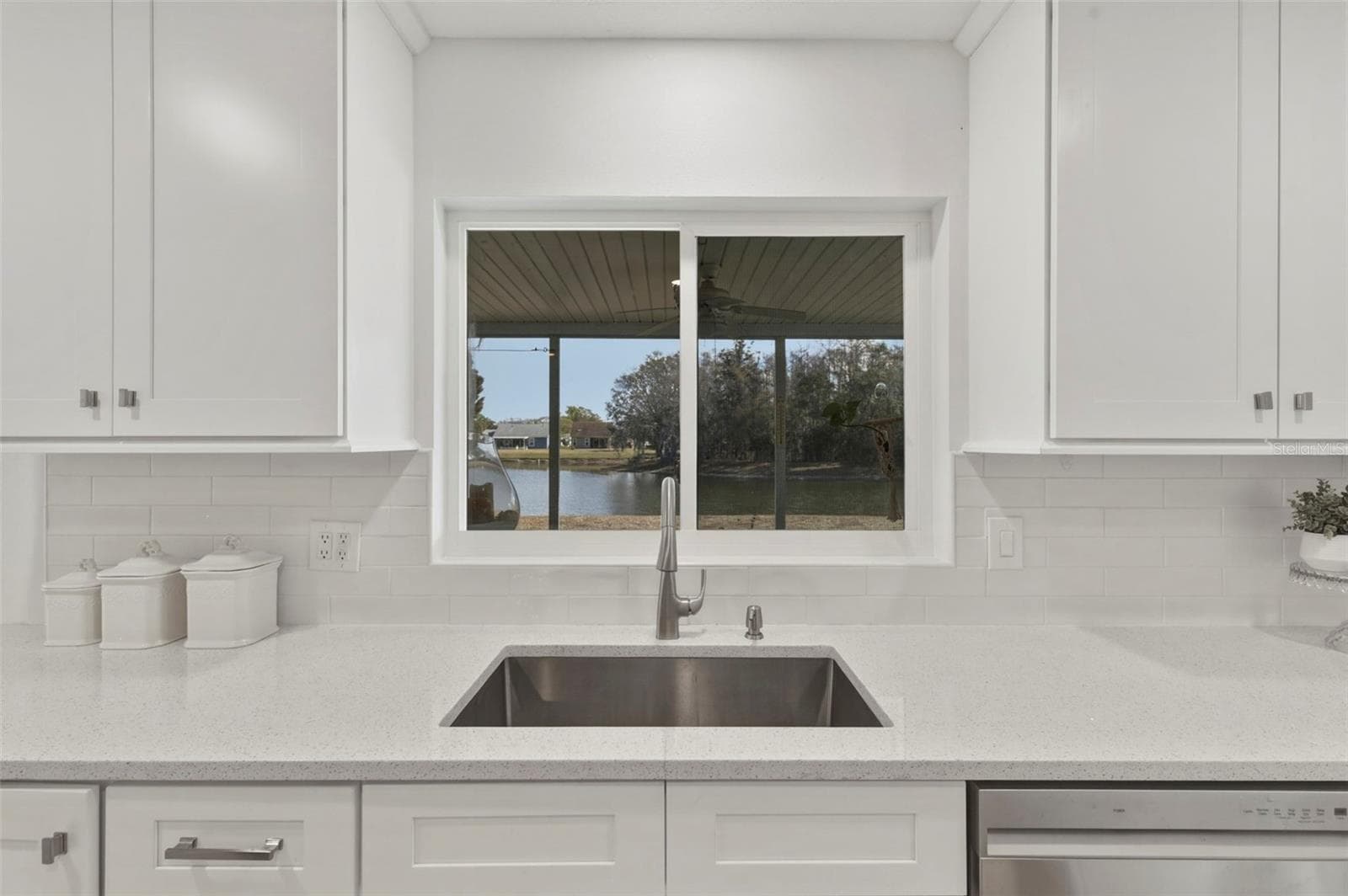 Watch the birds while doing dishes, pass through bar for patio - 4642 SAINT LAWRENCE DR, NEW PORT RICHEY