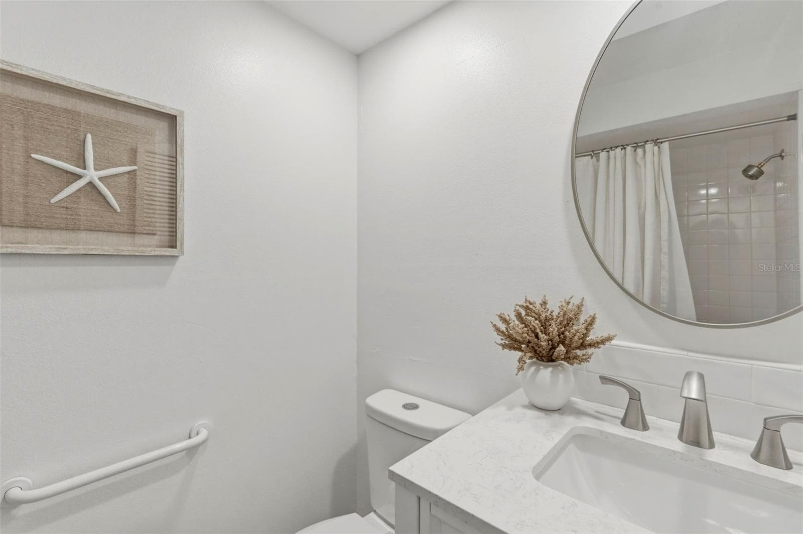 Guest bath, with New Vanity, tub-shower combo etc. - 4642 SAINT LAWRENCE DR, NEW PORT RICHEY