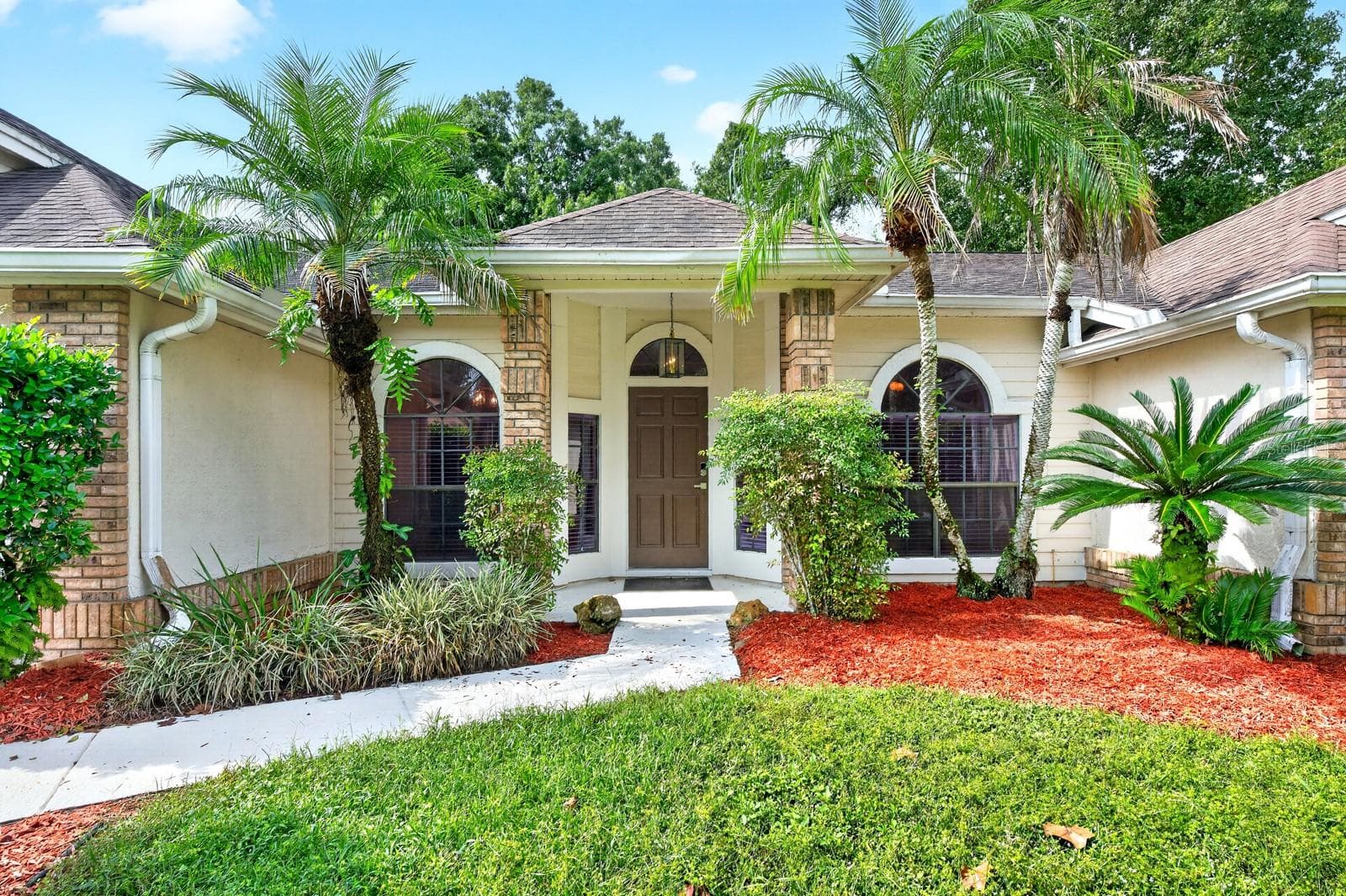 Situated on a large, beautifully landscaped lot in a QUIET CUL-DE-SAC, this 4-Bedroom, 2-Bath single-story home provides a wonderful combination of comfort, style and Florida outdoor living. - 1003 N MAGEE CREEK CT, OVIEDO