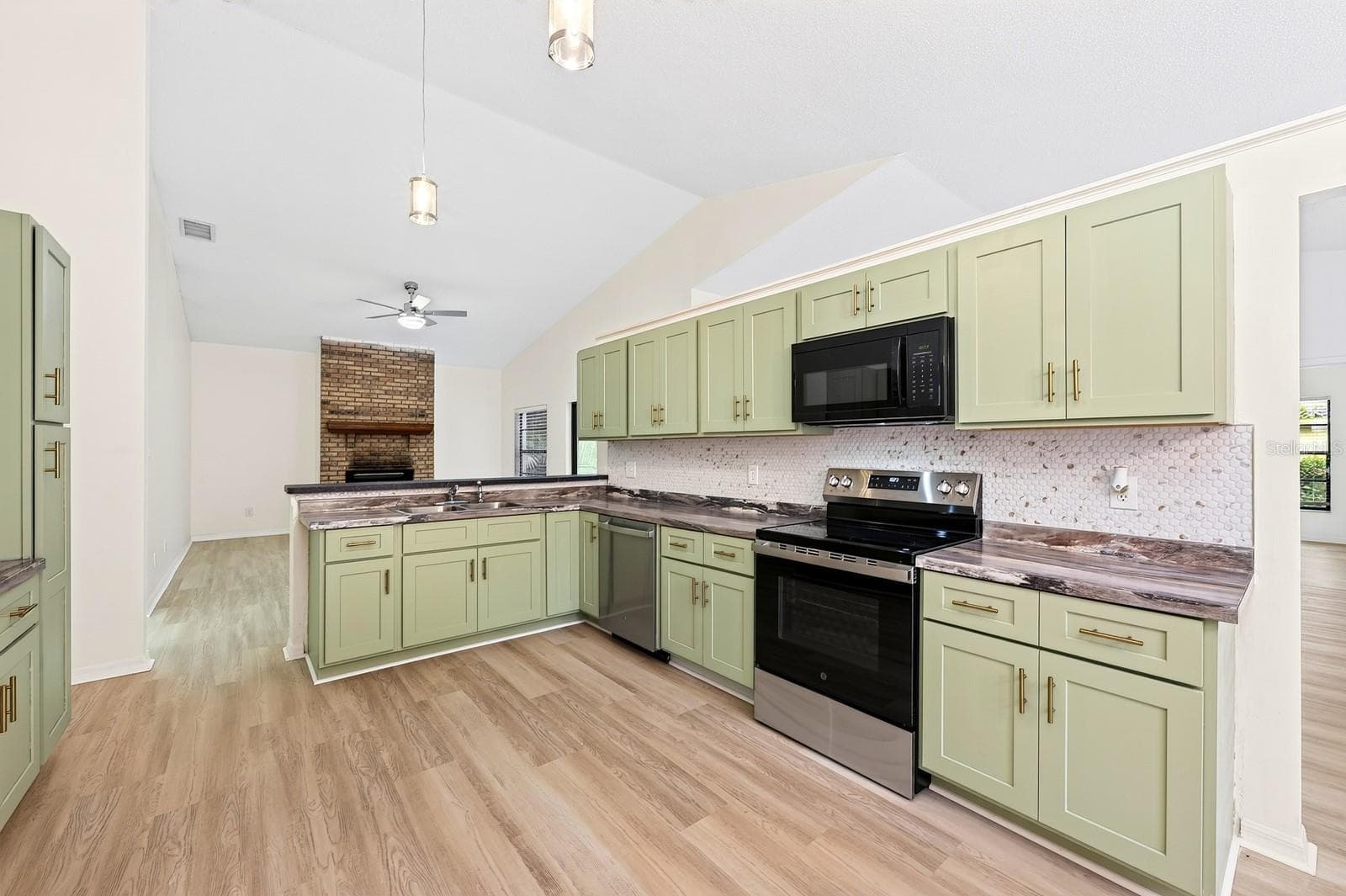 The Kitchen overlooks the inviting Family Room. - 1003 N MAGEE CREEK CT, OVIEDO